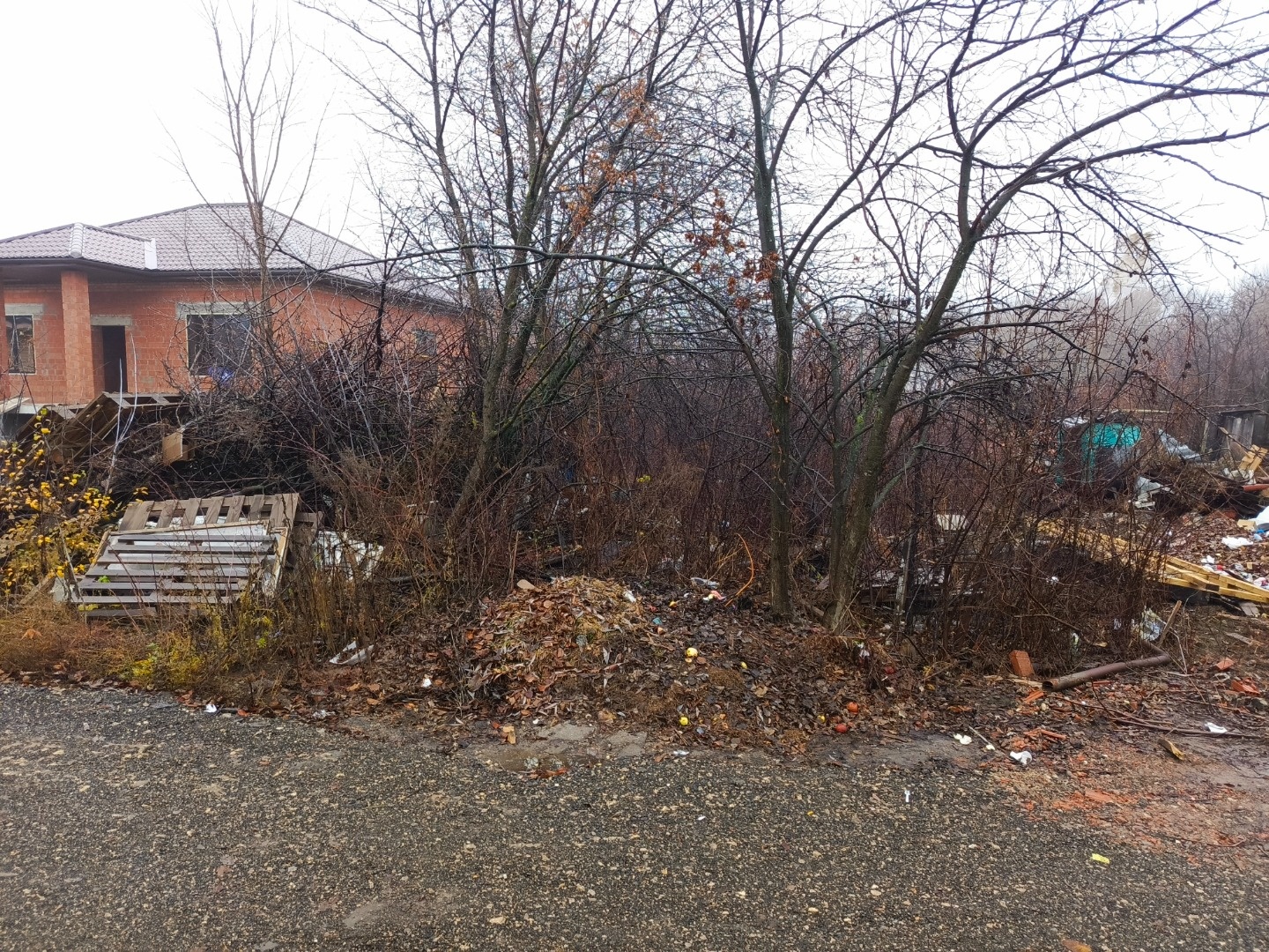 Продаётся участок, оформлен в собственность, ровный. по границе идёт газ, есть возможность подключения к электричеству. Подъезд круглый год.