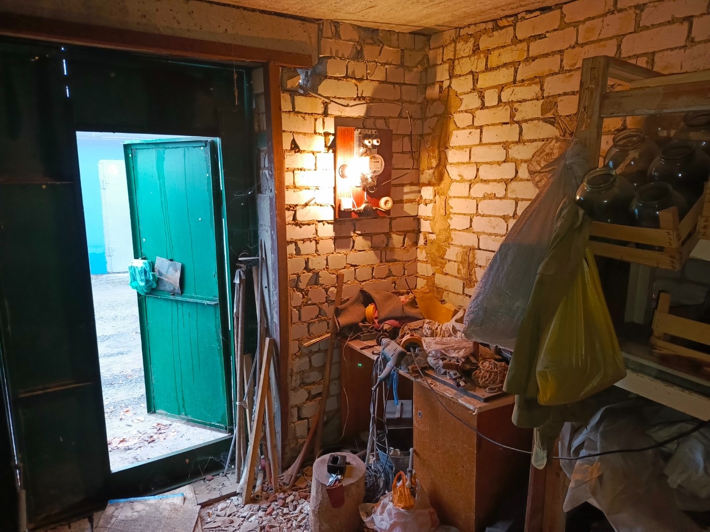 Продаю гараж в собственности, земельный участок тоже в собственности. Находится рядом с ФОК в Юбилейном. В гараже есть погреб и смотровая яма. Есть электричество. Охраняемый ЖСК.