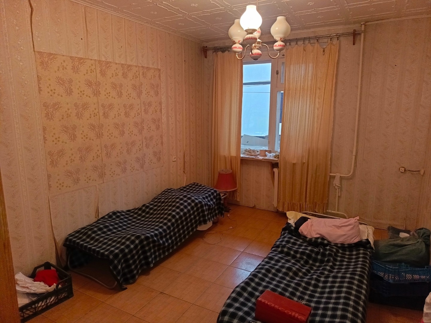 Продаётся квартира, две изолированных комнаты. Комфортный третий этаж.
Квартира требует ремонта. В квартире ни кто не проживает.
 В свете последних событий, продаёт квартиру сын собственника по генеральной доверенности, сделка только через аккредитив.
.