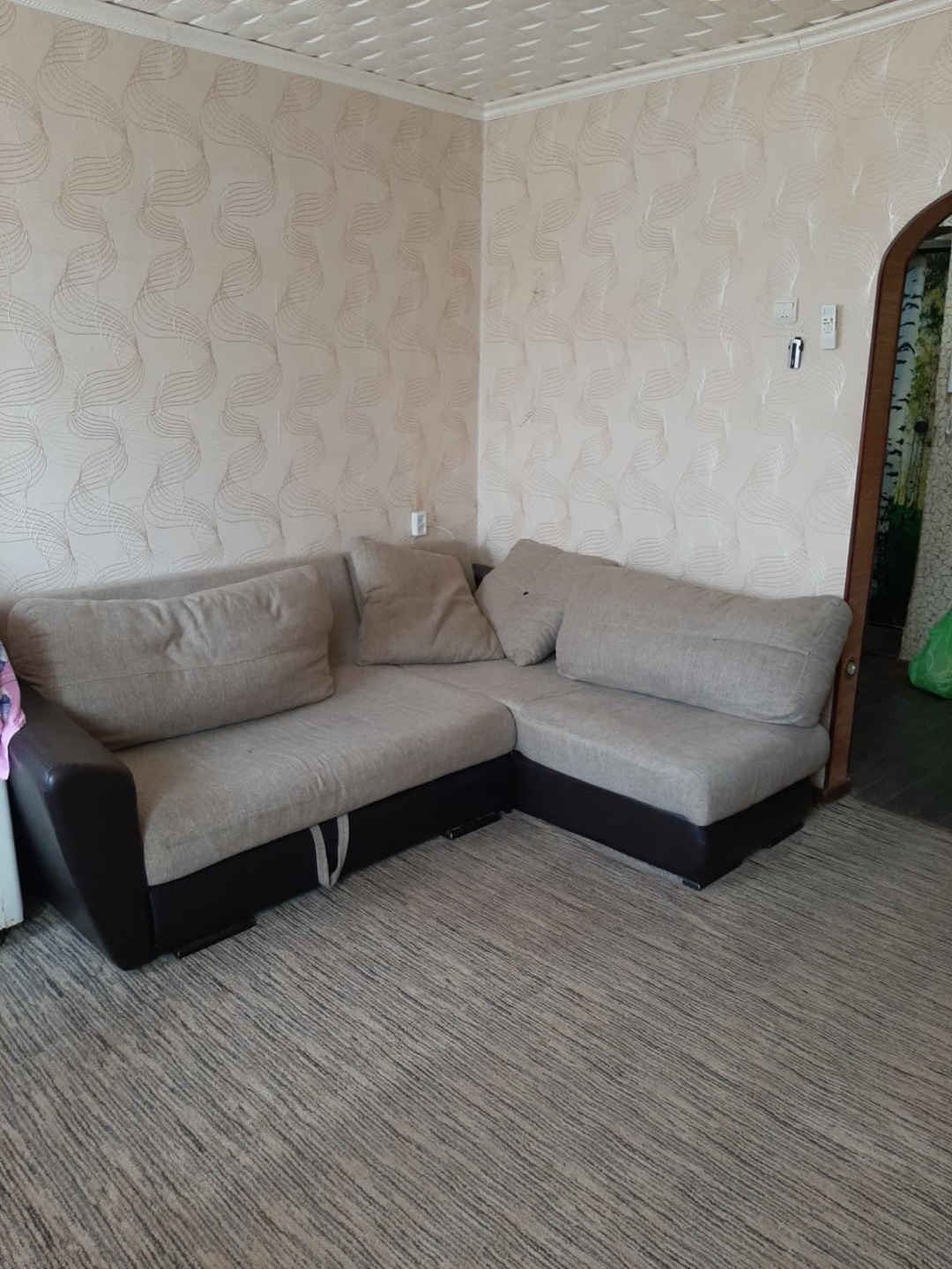 Продаётся однокомнатная гостиничного типа квартира - 23кв.м. (самая просторная планировка) в развитом районе города Энгельса в теплом кирпичном доме! 

Отличная инфраструктура - в трех минутах ходьбы детские сады №63, №53,в пяти минутах школа № 9, Магнит, Пятерочка через дорогу. Хороший вариант, как