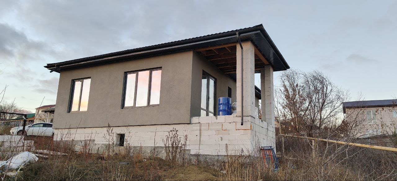    Новый  дом с террасой  12 кв. м. в районе Монахова пруда,СНТ ВЗЛЁТ.  Все коммуникации,подъезд круглый год! Из окон дома отличный панорамный вид на пос. Юбилейный. Очень дорогое,качественное остекление с УФ защитой, высокие потолки 3 м .  Газопровод , водоснабжение,септик .Стоимость за 5,5 сот