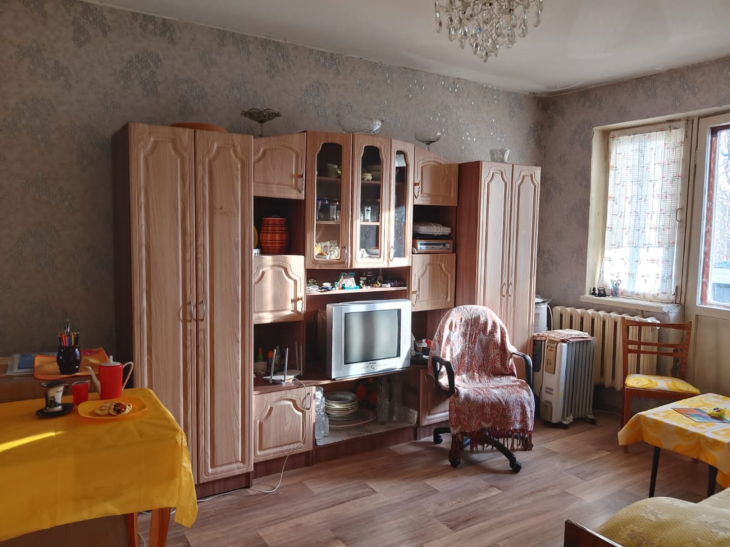 Срочно продаëтся уютная и очень теплая квартира 32,1кв.м.! На кухне сделан косметический ремонт, фартук из плитки, в санузеле заменены все трубы, новая сантехника, смеситель, стены в процессе укладки кафеля (бежевые стены+коричневый пол), в комнате свежие обои и линолеум и совершенно новый застеклен