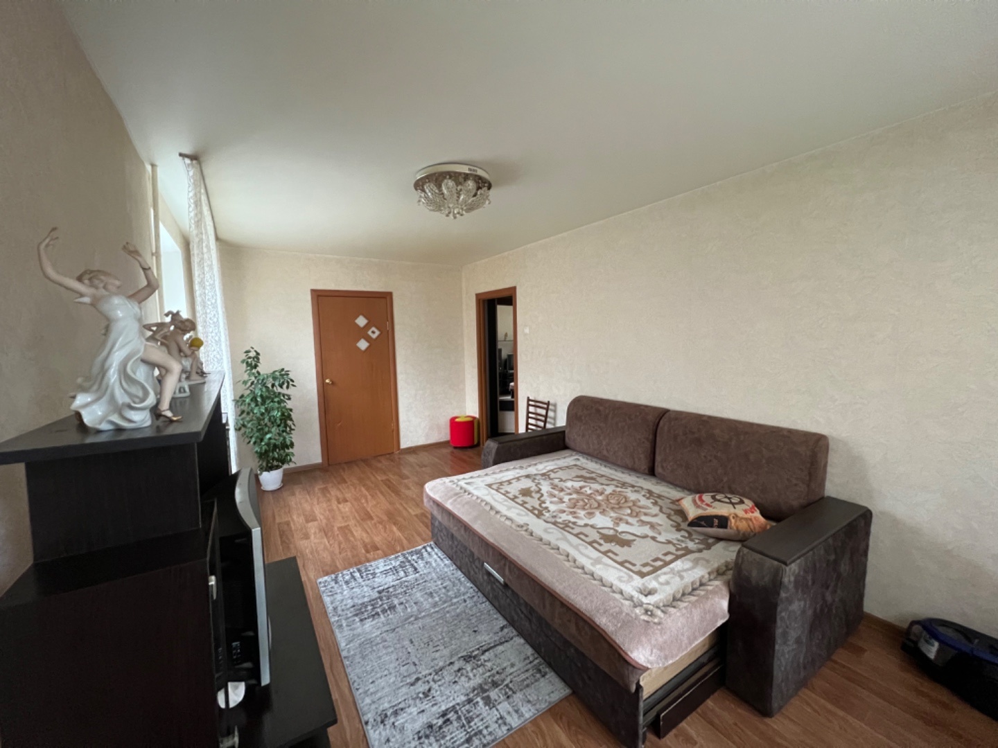 Продается отличная 3-х Комнатная квартира на 1 этаже! 
Чистый подъезд, дружные соседи. 
В квартире косметический ремонт, пластиковые окна, натяжной потолок, квартира очень светлая и уютная, много что останется в квартире при продаже! 
Дом расположен в отличном месте, все в шаговой доступности, дет.с