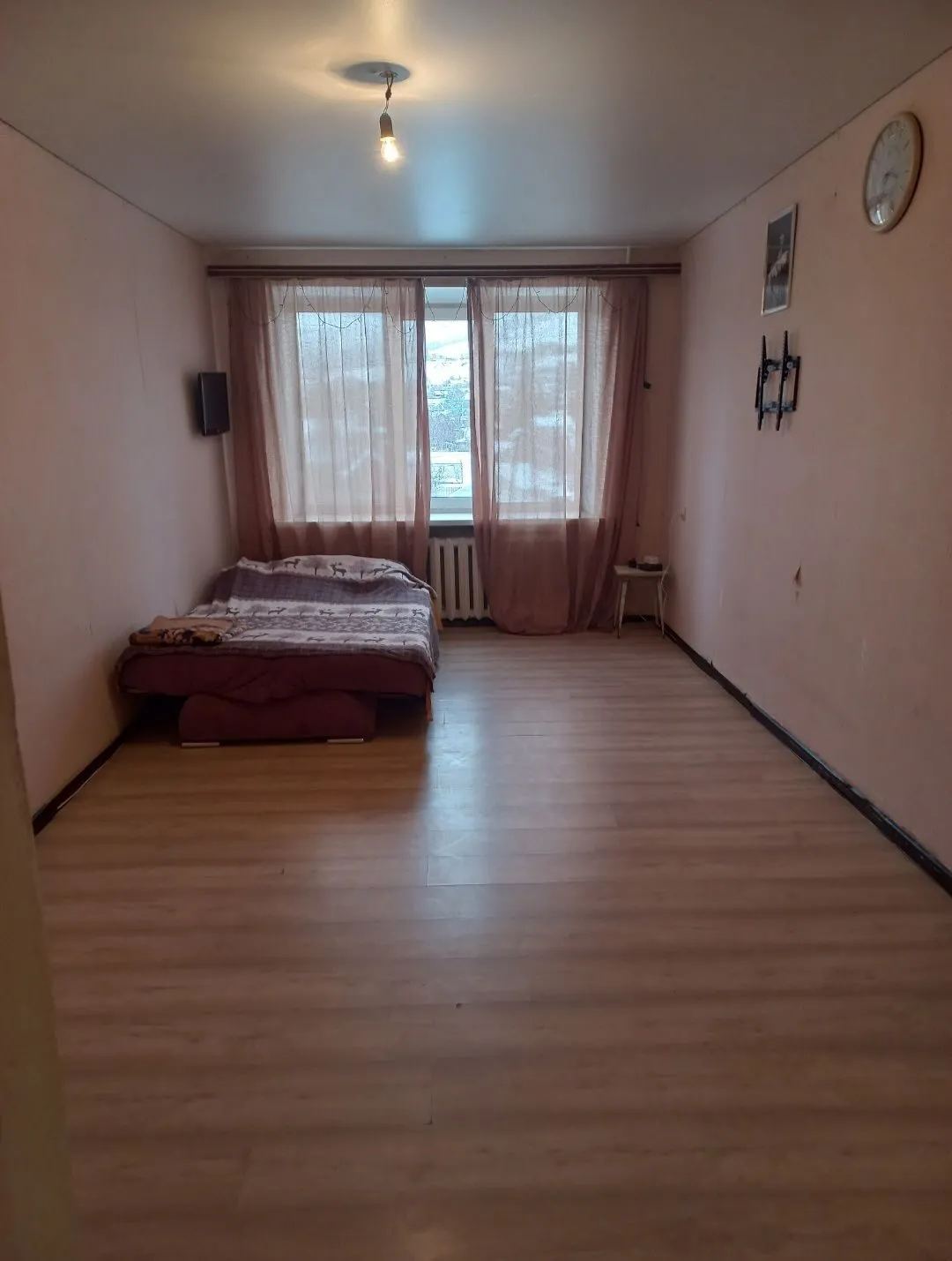 Сдаю 2 комнатную квартиру на 4 этаже 5 этажного кирпичного дома, В квартире есть все необходимое для проживания. Основная сумма плюс счетчики, залог 5000. комиссия агенства 9000.