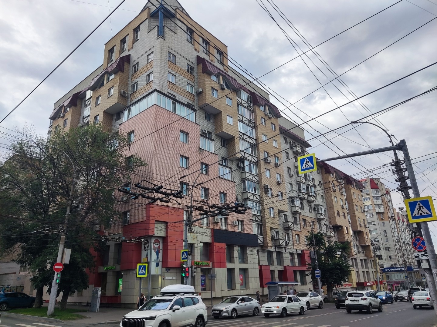 В самом центре продается уютная 2х-комн. квартира . Застройщик -  Шэлдом, 10 этажный кирпичный дом с крышной котельной!
Квартира в хорошем состоянии, теплая, высота потолков 2.8м.
Уютная спальня совмещена с гардеробной, из просторной кухни выход на балкон. Дом оснащен крышной котельной, что существе