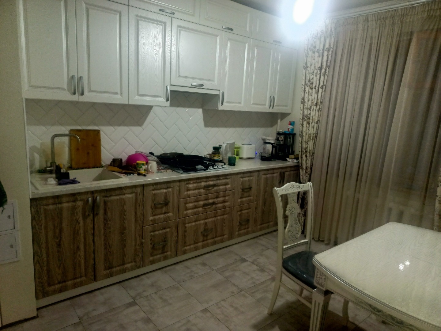 Продаётся 3 комнатная квартира. Расположена в центре Ленинского района.  остановка 75 школа. Квартира находится на 2 этаже. Все комнаты изолированы. Общая площадь с лоджиями 82 кв.м. В квартире сделан хороший ремонт.