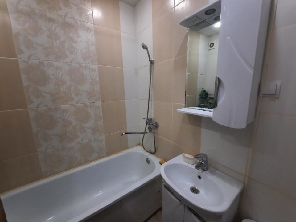 Продается отличная 3-комнатная квартира на 8 этаже 10-этажного панельного дома по ул. Батавина в 6 мкр.
Окна на 2 стороны, изолированные комнаты. Качественный ремонт: идеально выровнены полы и стены, хорошие  обои, уложен  линолеум, натяжные потолки. Раздельный санузел в современной плитке.  Две бол