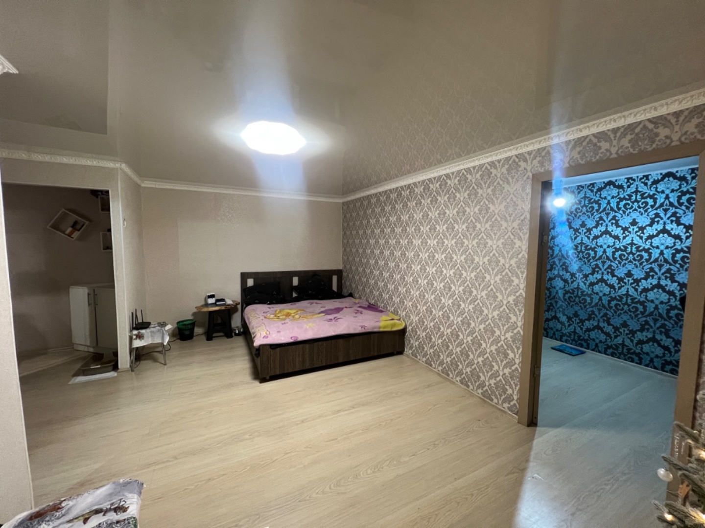 Продается отличная 2-х Комнатная квартира в кирпичном доме! 
В квартире косметический ремонт, пластиковые окна, натяжные потолки, квартира очень светлая и уютная! Совмещенный с/у в кафеле, при продаже много,что остаётся! 
Дом расположен в отличном месте, развитая инфраструктура, в шаговой доступност