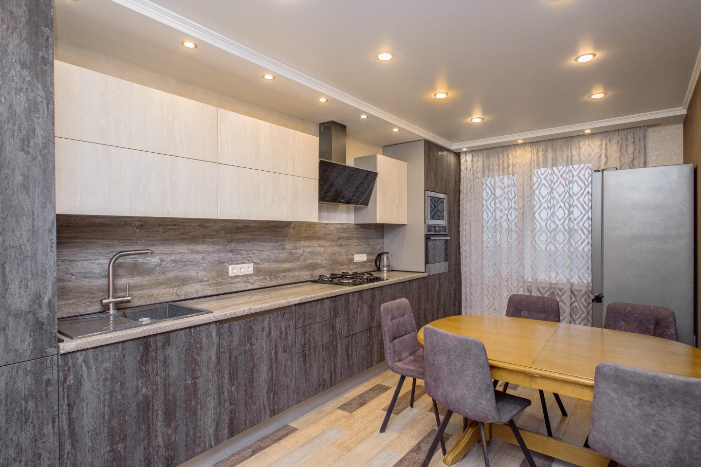 К продаже предлагается 3-х квартира в новом пос. Солнечный - 2.

Люксовая планировка на 2 стороны, с 3-х окон открывется отличный вид на бульвар Героев отечества, с одной спальни окна выходят во вдор.

Общая площадь составляет 80,5 кв.м.

Кухня - 15кв.м.

Гостинная - 19 кв.м.

1 спальня - 12 кв.м.