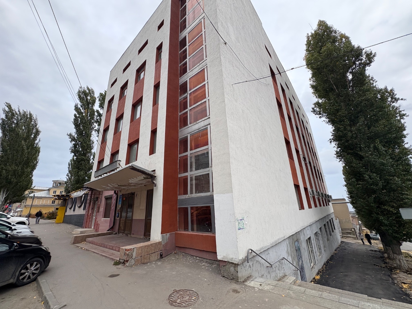 Продам 1/2 долю в офисном помещении, 1-й этаж в 6 этажном здании.