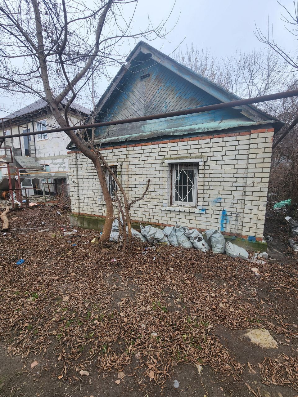 Продается дом площадью 91 кв.м. в Кировском районе недалеко от рынка Сенной.
Дом крепкий, добротный. Часть дома кирпичная, часть деревянная, обложенная кирпичом.
Дом в черновой отделке. Установлены пластиковые окна.
Свет, вода, газ заведены в дом. Канализация  необходимо устройство выгребной ямы.
Уч