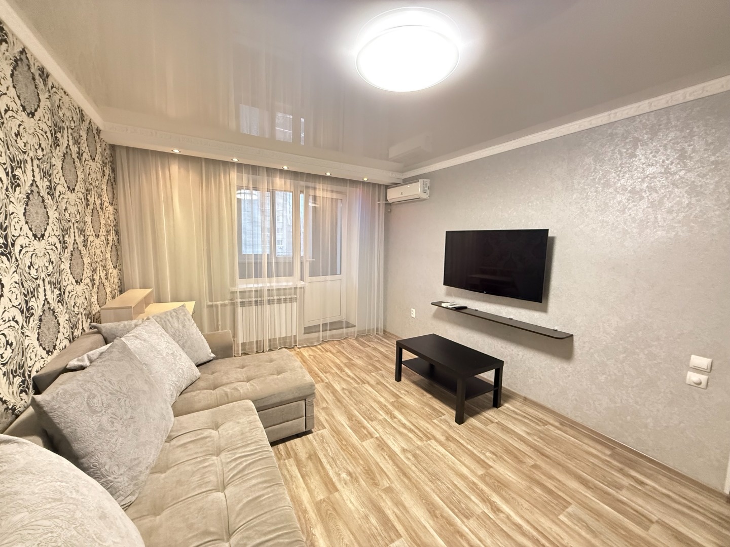 Продается однокомнатная в районе Елшанке, на 7 этаже 10 этажного кирпичного дома, общей площадью 37,3 кв.м. (без учета лоджии). 
В квартире выполнен хороший ремонт на полах плитка а так же линолеум, на стенах обои, натяжные потолки, ванная и санузел совмещенные и облицованы плиткой, лоджия утеплена.