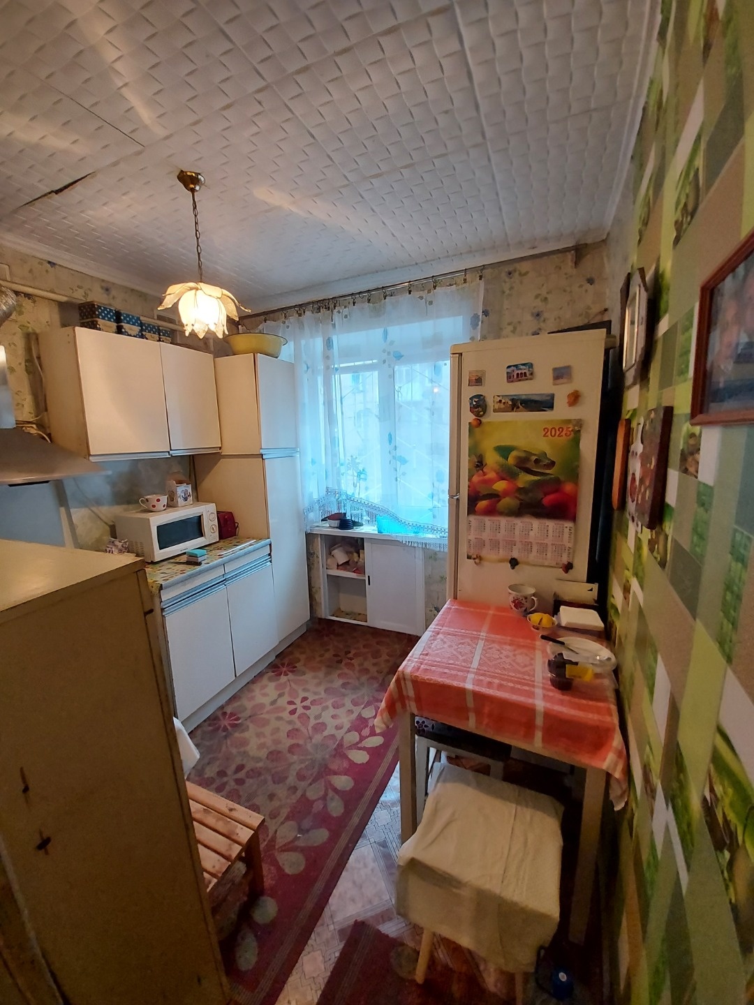 Предлагается двухкомнатная квартира на 2-ом комфортном этаже 5-ти этажного кирпичного дома в спальной части Ленинского района.
Комнаты изолированные,  трубы водоснабжения заменены, окна пластиковые, просторный коридор.
Совмещенный санузел. 

Хорошая инфраструктура района. Близость 2-х детских садов,