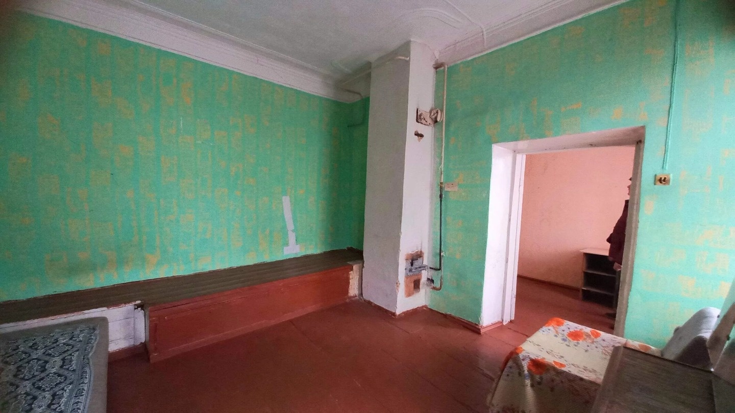 Сдаю комнату площадью 37 кв.м. на 2 этаже 3 этажного дома. В комнате есть все для проживания включая холодильник и стиральную машину. Комната отапливается с помощью печного отопления. Основная сумма плюс свет. Услуги агенства 50 %.