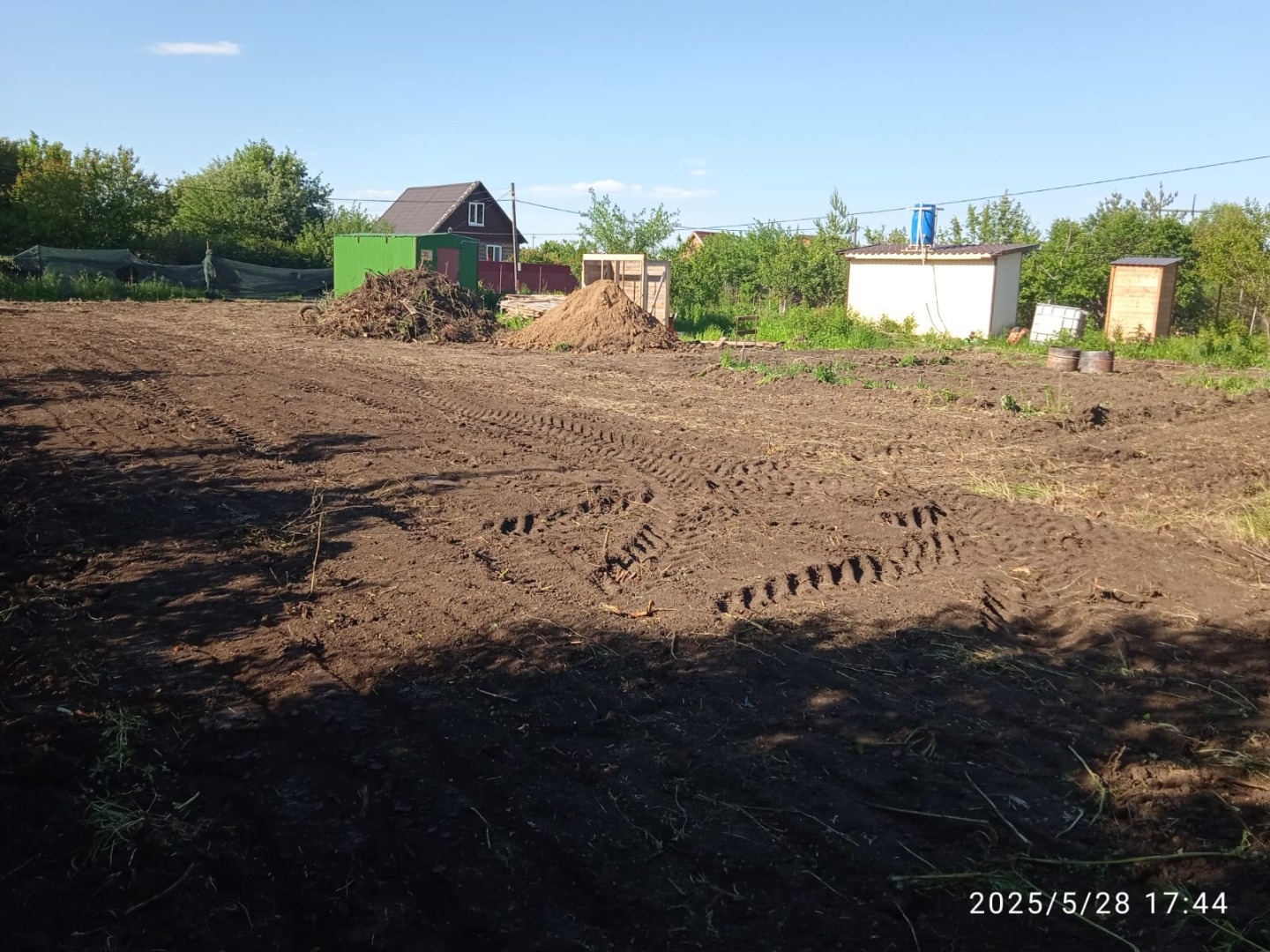 Вашему вниманию земельный участок расположенный в с. Клещевка. Участок ровный, правильной прямоугольной формы. Участок расчищен и готов под строительство. На территории есть жилой вагончик к которому подключено электричество. Соседи живут круглогодично. Месторасположение участка с. Клещевка СНТ Янт