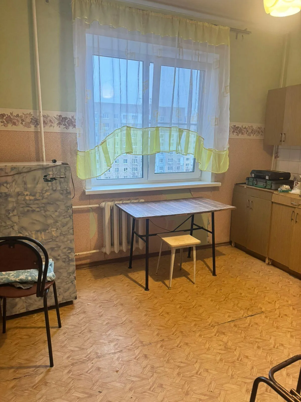 Сдаю квартиру на 7 этаже 9 этажного дома. В квартире есть все необходимое для проживания. Основная сумма плюс счетчики . Залог 5000. Комиссия агенства 10000.