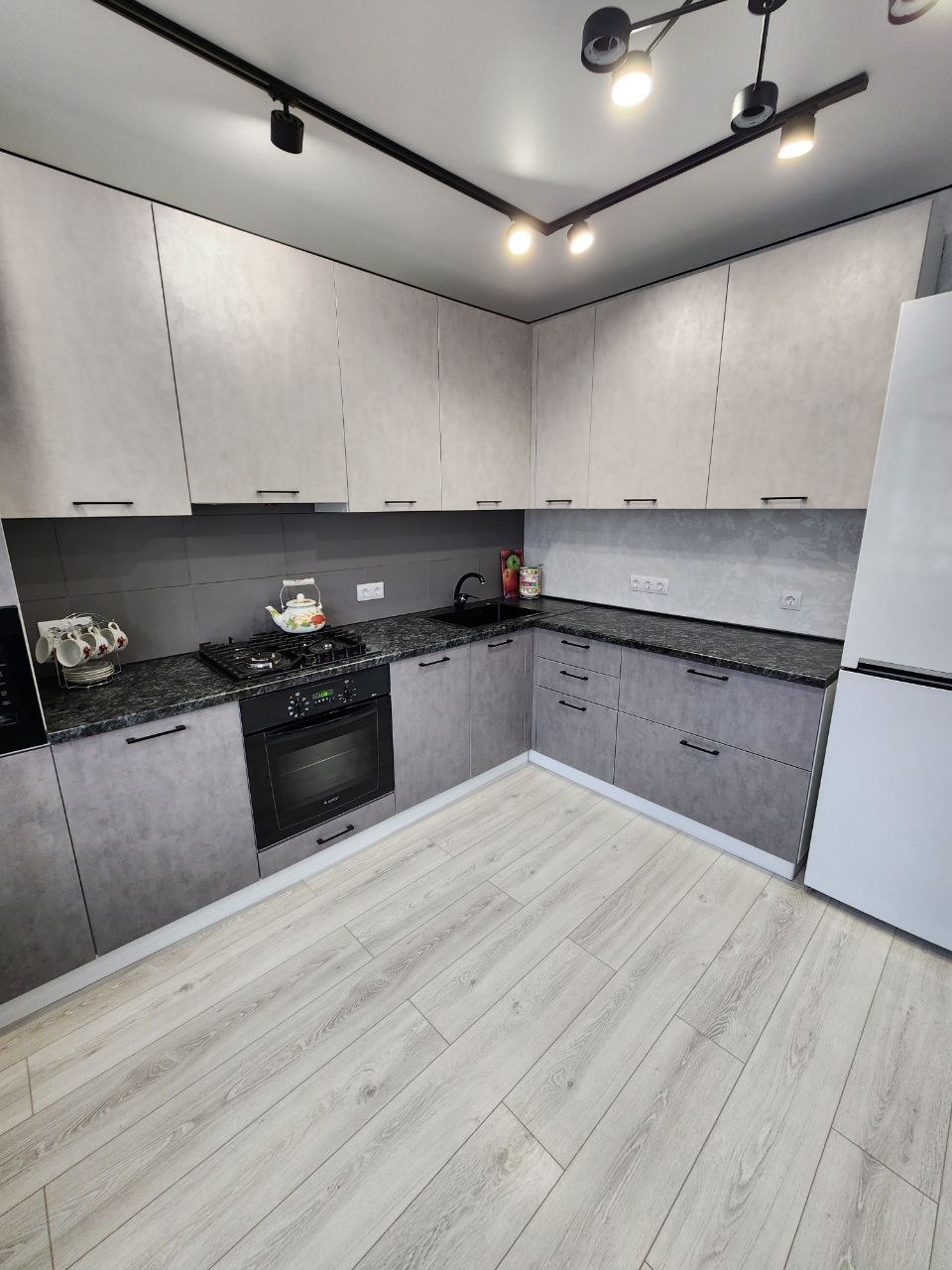 Сдается 2-комнатная квартира площадью 62 кв.м. на 5 этаже кирпичного дома в мкр. Солнечный-2.
В квартире свежий современный ремонт, никто не жил после ремонта.
Окна выходят на 2 стороны.
Есть все необходимое для проживания.
Техника: холодильник, телевизор, стиральная машина, посудомоечная машина, вс