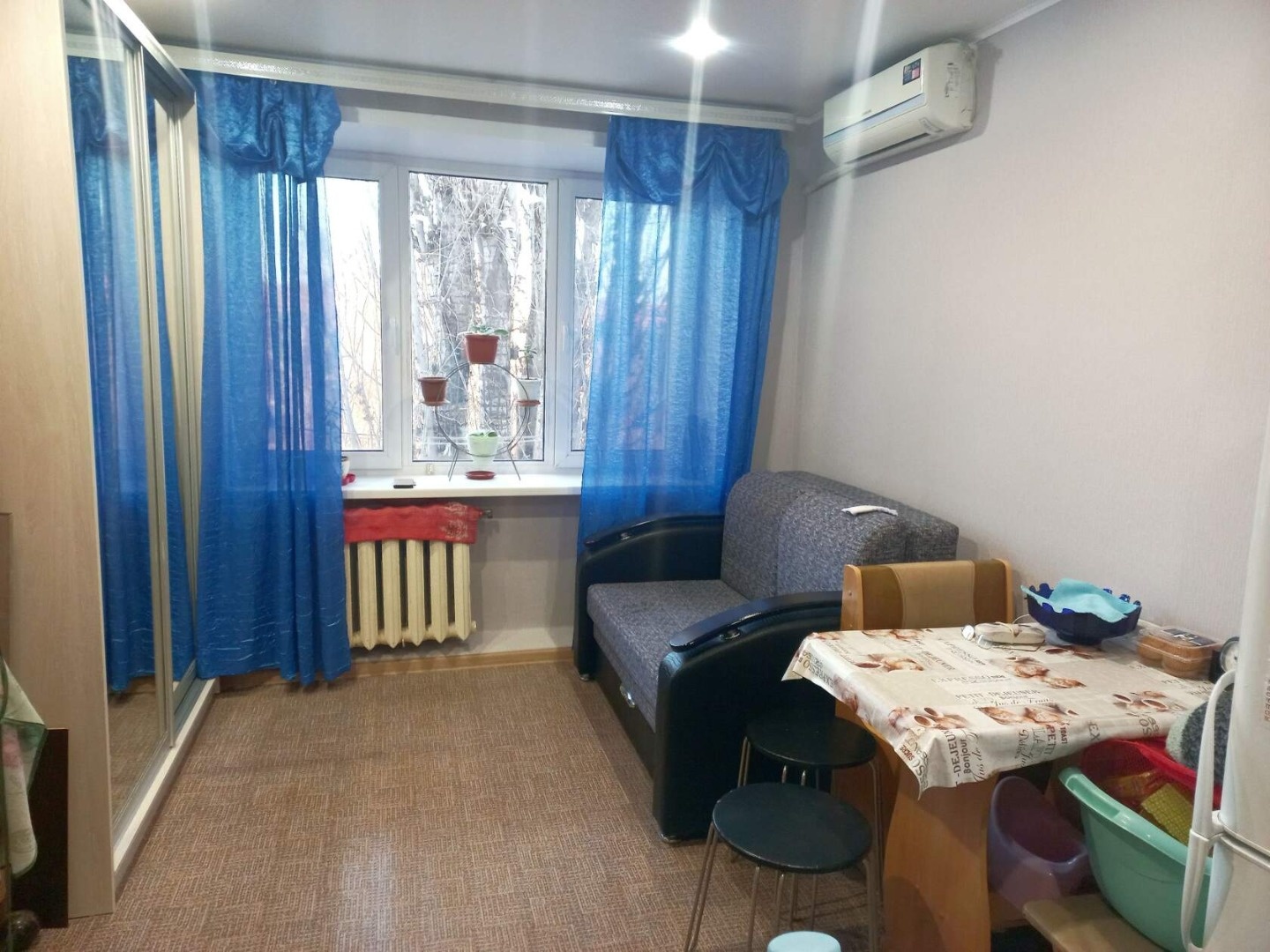 Продаю комнату площадью 14 кв.м. на 4 этаже 4 этажного дома. Комната с хорошим ремонтом, в комнату заведена вода. Звоните!