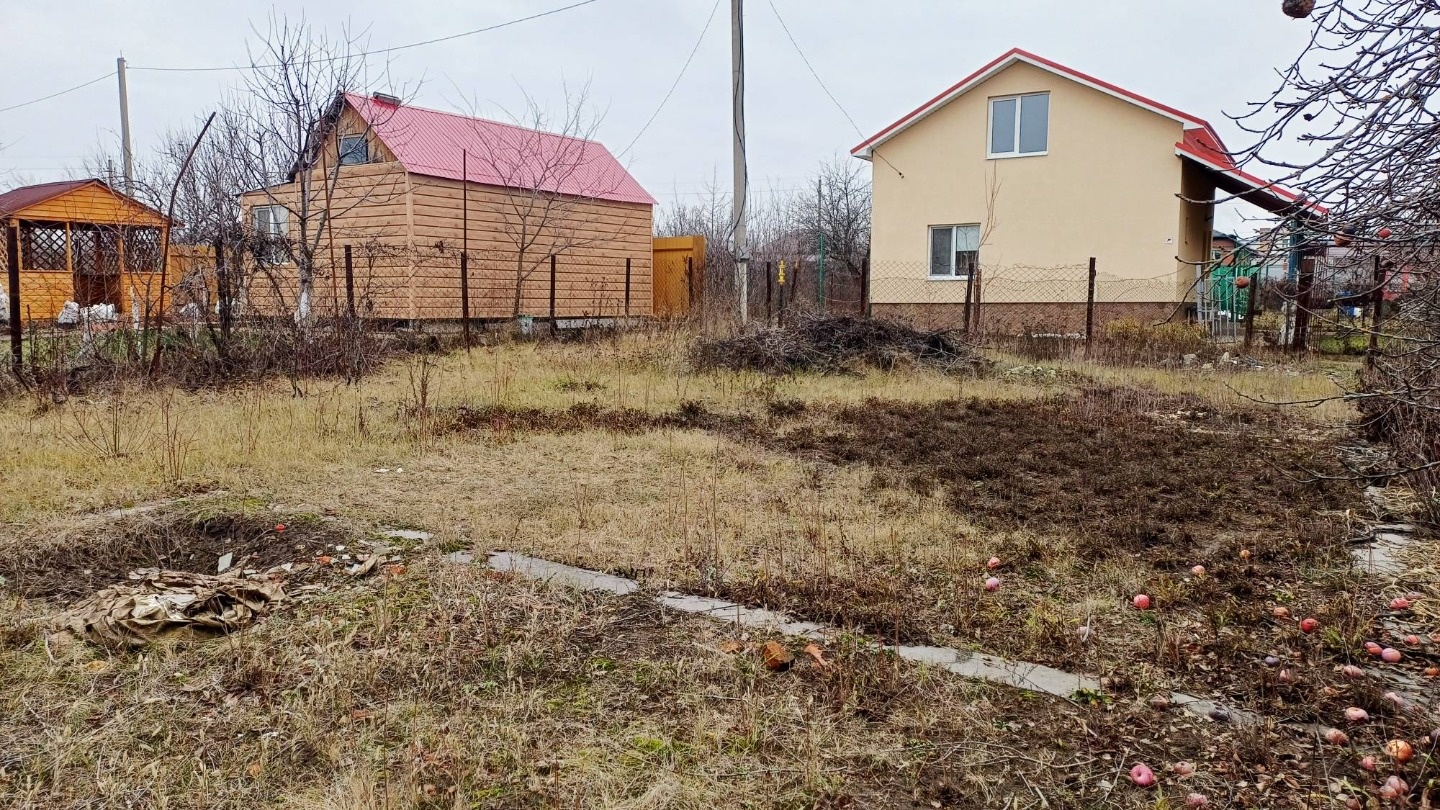 Продается земельный участок 6 соток.
Ровный, правильной прямоугольной формы. 
Место положения - поселке Зональный  СНТ «Юго-Восток-91», расположенный на улице 2-й Нижний Яровой проезд.
Вид и назначение: земли населенных пунктов.
Электричество, возможность подключения к центральному  водоснабжению, г