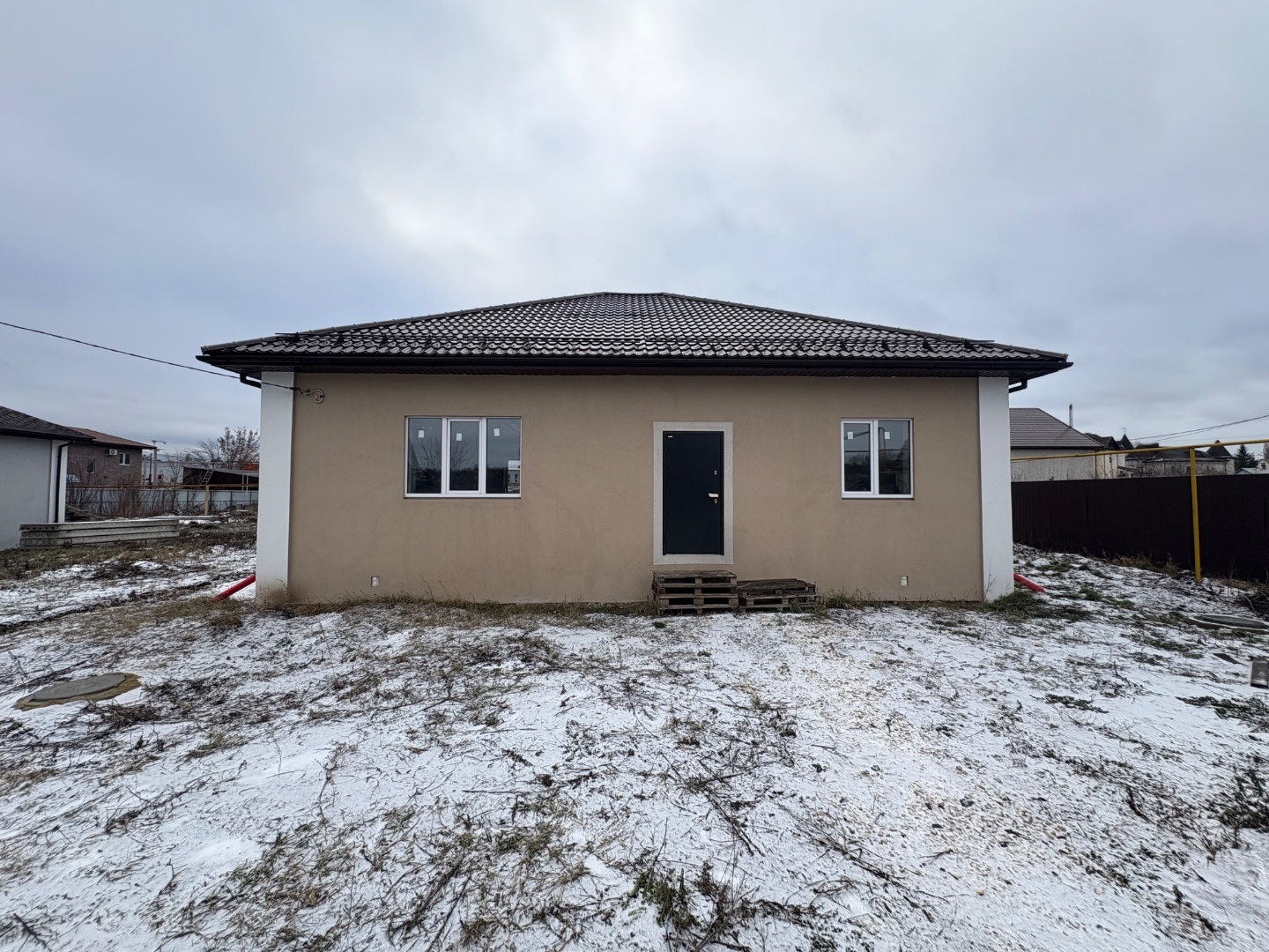 Продам дом в районе Перинатального центра, вторая линия у дороги, идеальное расположение, закрытый проезд, позволит полностью насладиться прелестями жизни в частном доме. Круглогодичный проезд, наличие всех центральных коммуникаций, вплоть до водоснабжения и канализации отличный бонус, что избавляет