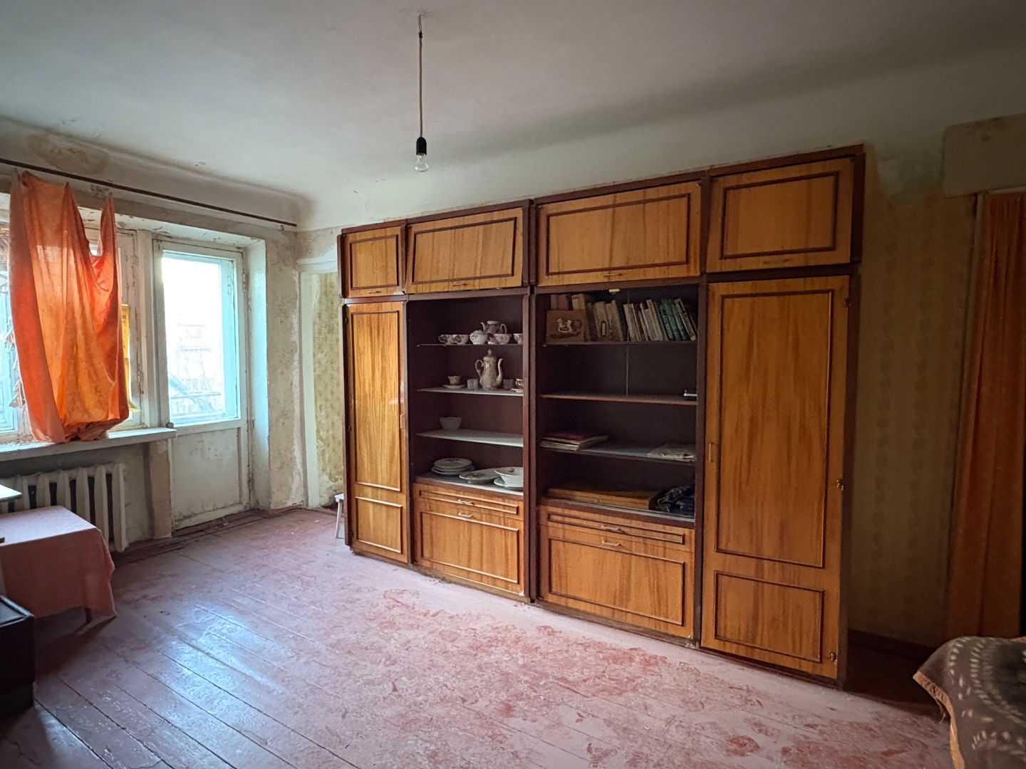 Продам квартиру под ремонт. Хорошее расположение, в шаговой доступности вся инфраструктура, школа,  садики, магазины, торговый центр.
окна не на проезжую часть, во двор.
не торцевая, не угловая. один взрослый собственник, более 5 лет в собственности. Чистая продажа. Звоните.
С Уважением, специалист 