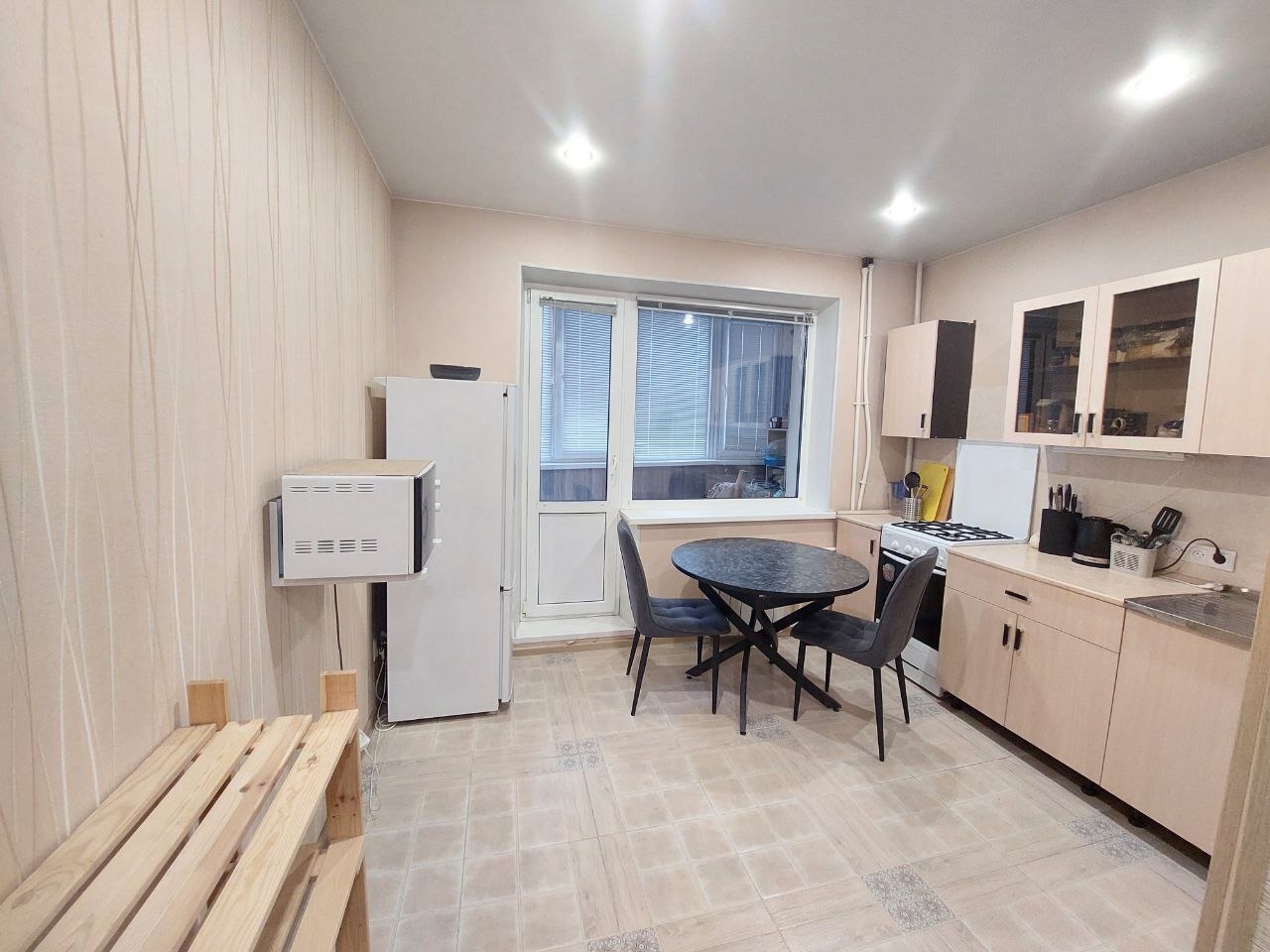 Продается 1-комнатная квартира площадью 37 кв.м на 2 этаже 10-этажного панельного дома 2014 года постройки по ул. Блинова.
В квартире произведен хороший косметический ремонт, имеется вся необходимая для проживания мебель и техника.

Во дворе детская площадка - современная и просторная, оборудованная