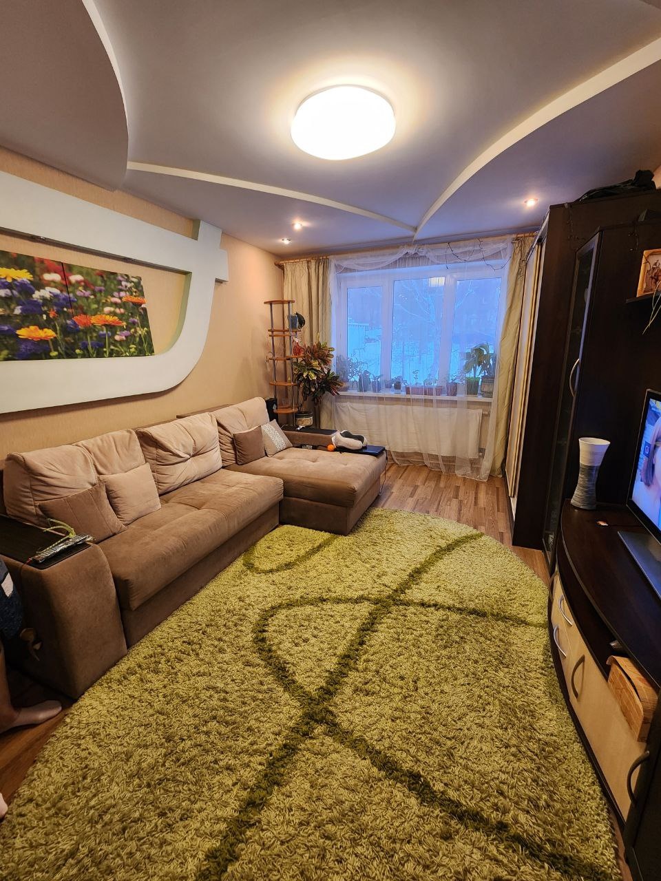 Продается просторная, теплая и светлая 3-комнатная квартира площадью 66 кв.м (без учета лоджии) на 2 этаже 9-этажного панельного дома в районе СГТУ.
Квартира планировки ЛЮКС - окна выходят на 2 стороны, комнаты изолированные, не угловая, не торцевая.
В квартире выполнен хороший основательный ремонт 