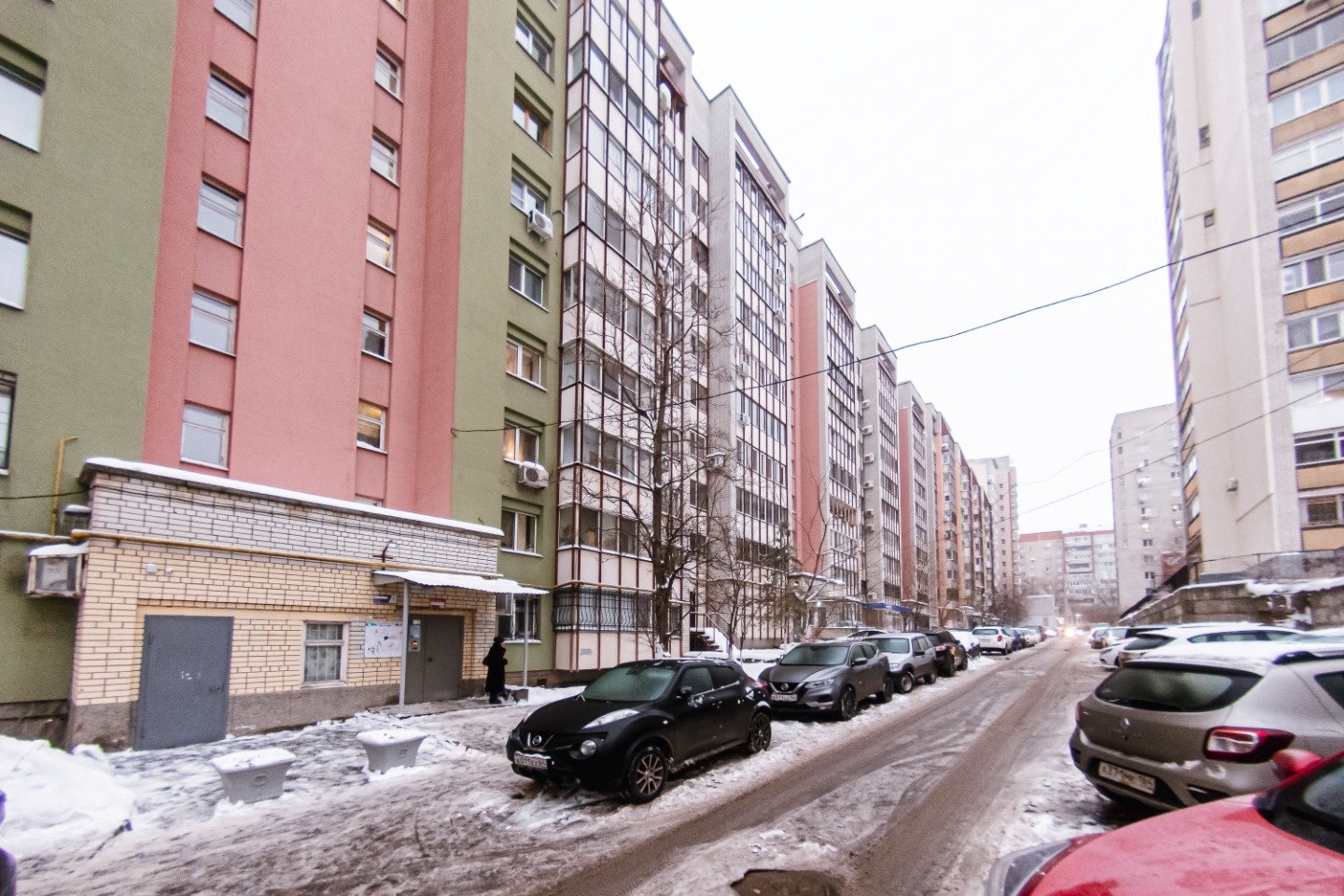   Трёхкомнатная квартира в кирпичном доме в центре Саратова.  Выполнен качественный косметический ремонт в 2023 году.
Кухня и гостиная объединены, есть две отдельные спальни и просторный совмещённый санузел.
 Большая лоджия .Все  окна квартиры выходят  на солнечную сторону. При продаже остаётся вся 