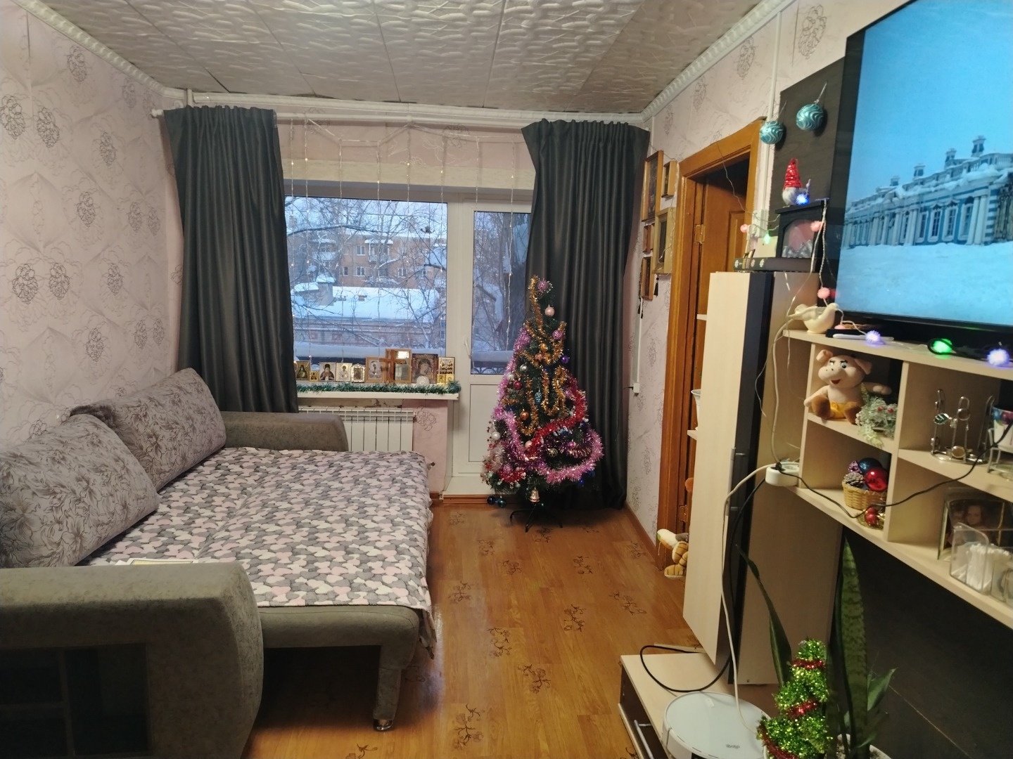 Предлагаю на продажу квартиру ,состоящую из зала 18 м,кабинета 5.3 м и спальни 8м,кухня 6.1м,с/у совмещенный,
все комнаты с окнами,зал проходной
Квартира теплая,светлая,установлены пластиковые окна,НОВЫЕ батареи,стояки,трубы в ванной,электрическая проводка.
Квартира без долгов и обременений,взрослые