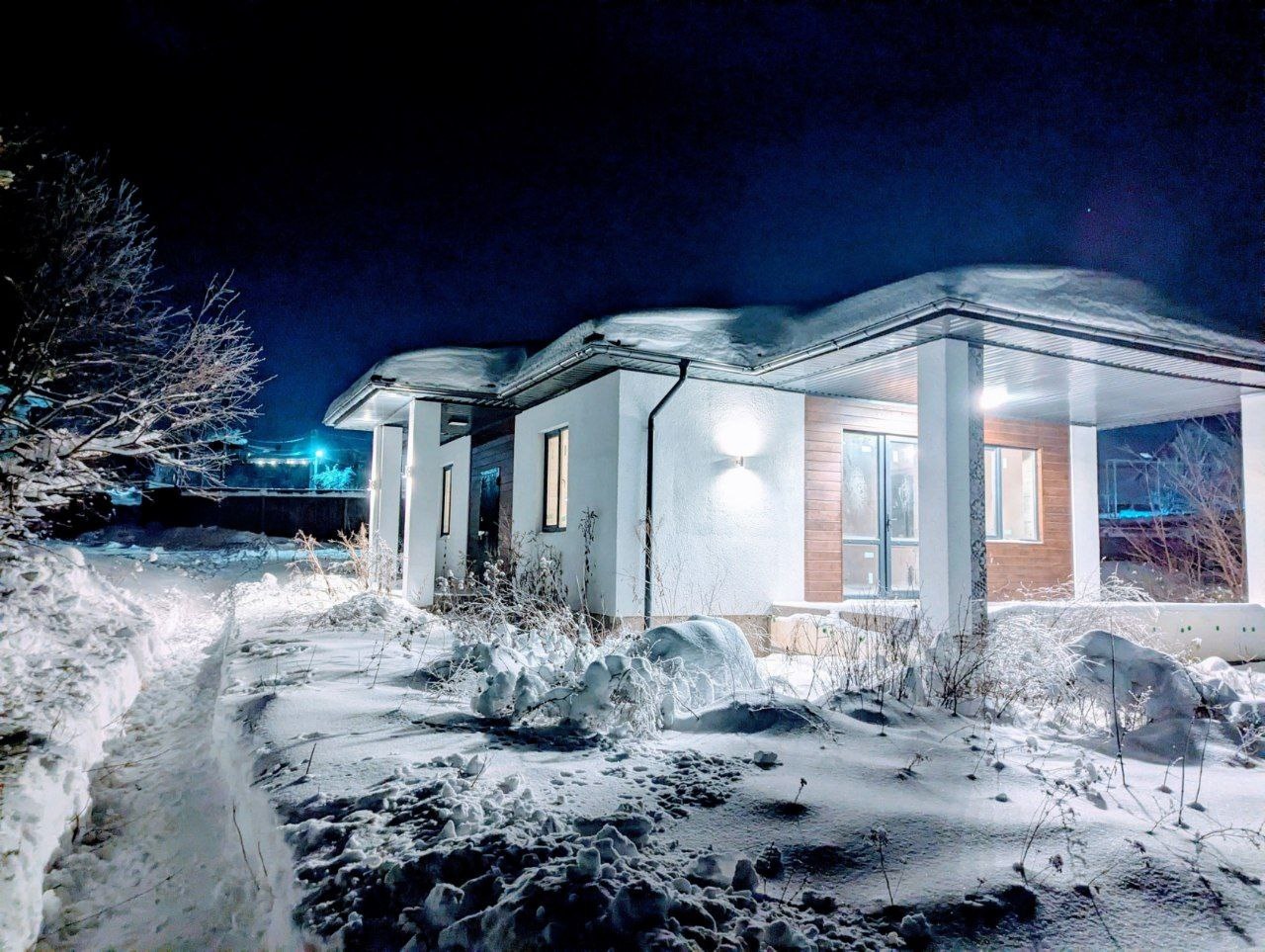  1.Удачное месторасположение в Волжском р-не , пос .Новосоколовогорский!
 2.Возможность подключения к центральным коммуникациям.
 3. Отсутствие уклона ,есть возможность сделать прекрасный ландшафтный дизайн.
 4.Круглогодичный подъездной путь по асфальту к дому,с трёх сторон.
 5. Дизайн фасада дома и