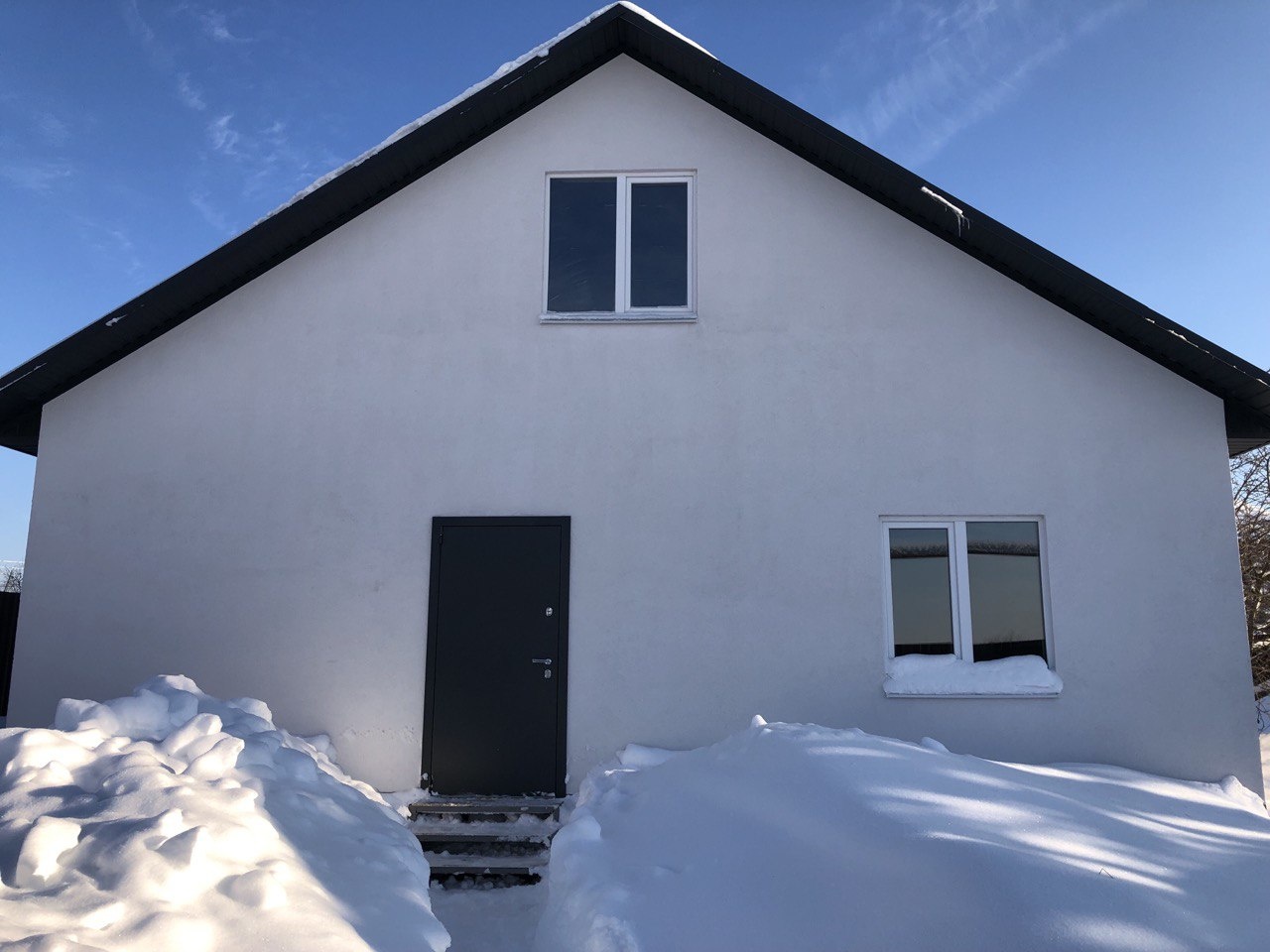 К продаже предлагается просторный коттедж на большой плошади с готовой баней на Кумысной поляне.
Дом стоит на монолитной плите, материал стен - газобетонный блок. Площадь первого этажа 90 м2, площадь второго этажа 40 м2. Площадь участка 10 сот.

 На участке расположена баня с большой площадью и всем