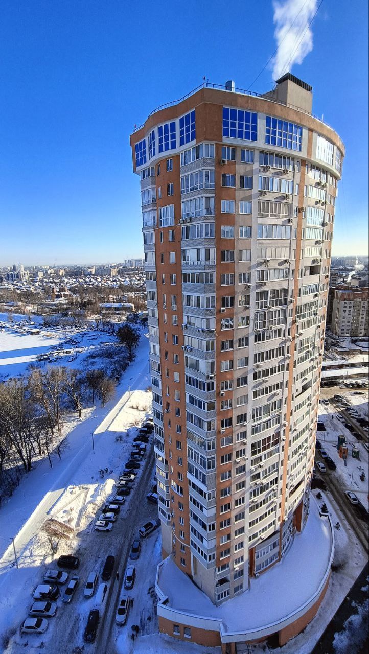   ЖК «Шурова гора»-это современный жилой комплекс, с красивыми видами из окон , высокий этаж , отличная планировка. Фото лето 2025 г , ремонт на сегодня окончен. Кухонный гарнитур со встроенной техникой - всё абсолютно новое квартирой ещё никто не пользовался . Планировка от СК Кронверк значительно 