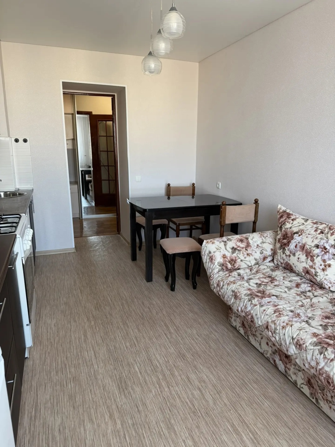 Квартира сдается в первые. Она прекрасно подойдет для семьи с детьми. В квартире есть все необходимое для комфортного проживания. Сальные места (2х спальная кровать и диван), места хранения одежды, 2 кондиционера в жилых комнатах, посудомоечная машина, микроволновая печь, стиральная машинка, водонаг