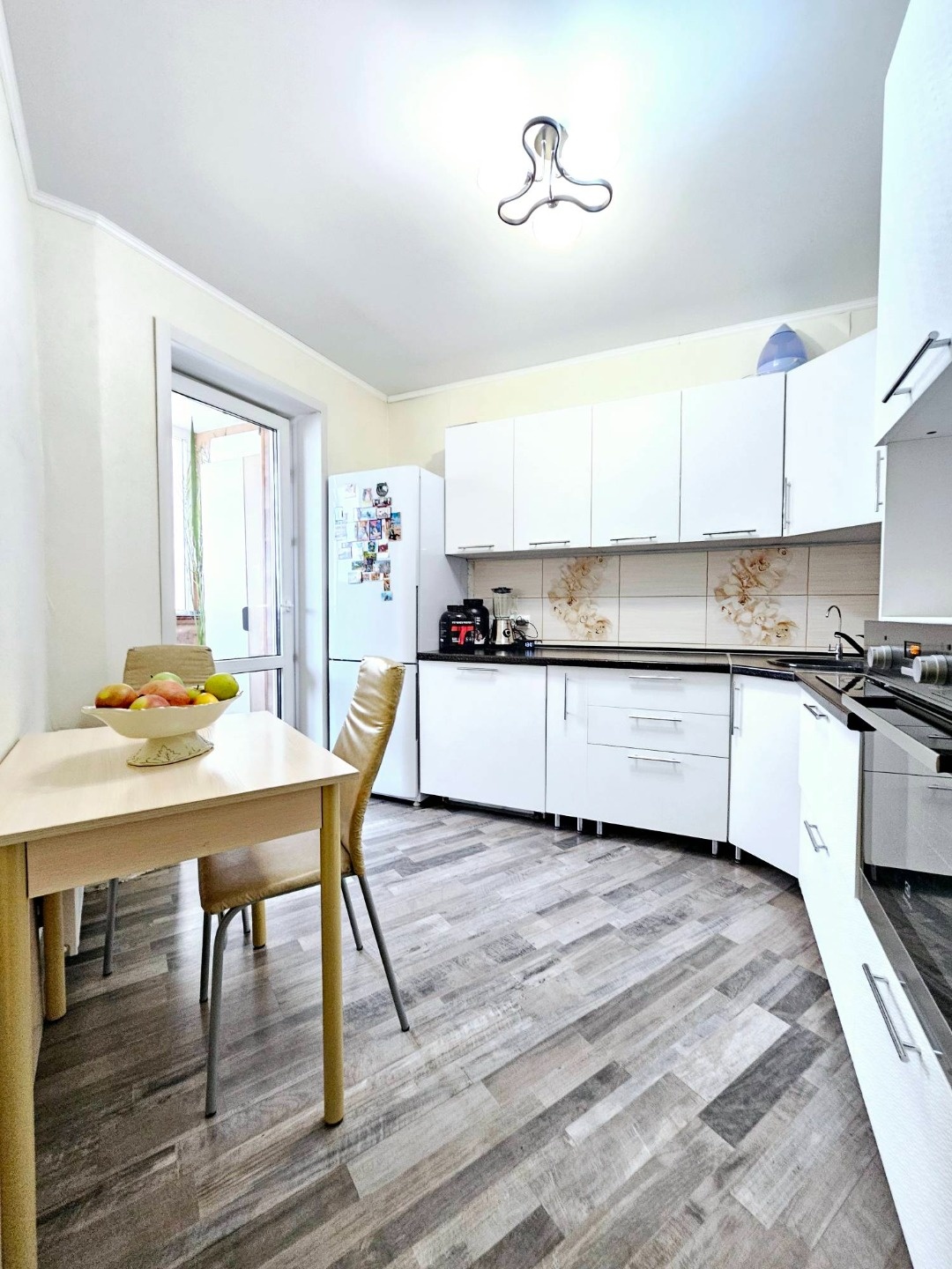 Предлагаю к продаже 3-х комнатную квартиру  в жилом комплексе премиум-класса ЖК «ЧЕРЕМУШКИ 2»
Преимущества квартиры:
Качественный современный ремонт (не потребуется вложений);
Квартира оснащена всей необходимой мебелью и техникой.
Изолированные комнаты — отличная возможность организовать личное прос