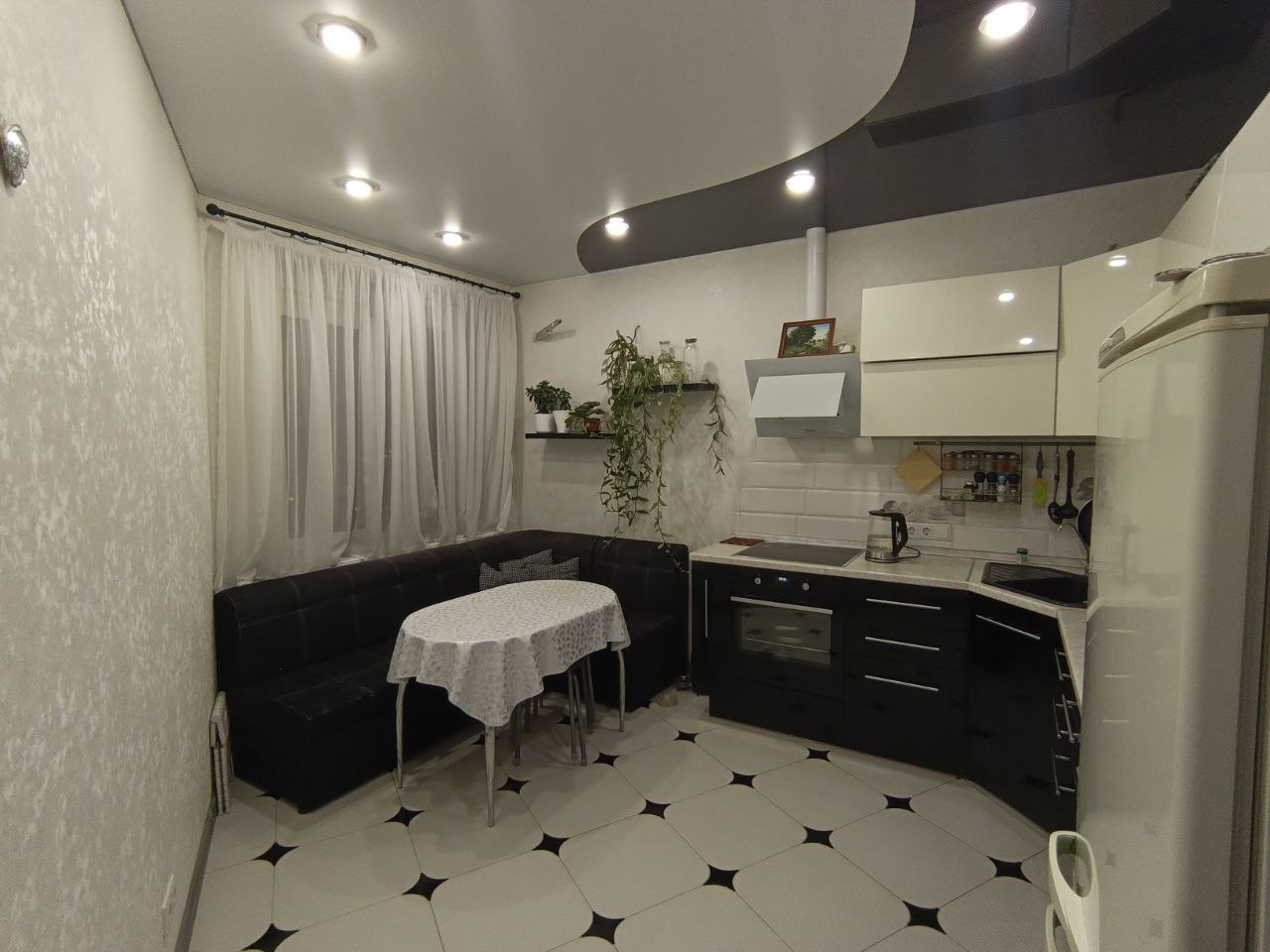 Продается отличная видовая двухкомнатная квартира в центре Энгельса с хорошим ремонтом в доме со своей котельной!  

В шаговой доступности школа 1, детские сады, ТЦ Облака, магазины, банки, аптеки, кафе и многое другое. Удобная транспортная развязка. 
Ухоженный дом, парковка во дворе, также есть под