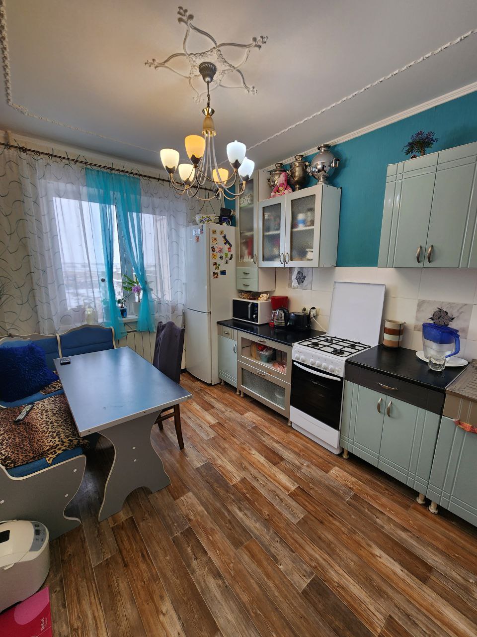 Продается 1-комнатная квартира площадью 34 кв.м. на 10 этаже 10-этажного панельного дома в самом центре п. Солнечный.
Планировка - люкс, окна выходят на две стороны.
В квартире качественный косметический ремонт - выровнены стены, полы и потолки, установлены пластиковые окна, санузел раздельный в каф