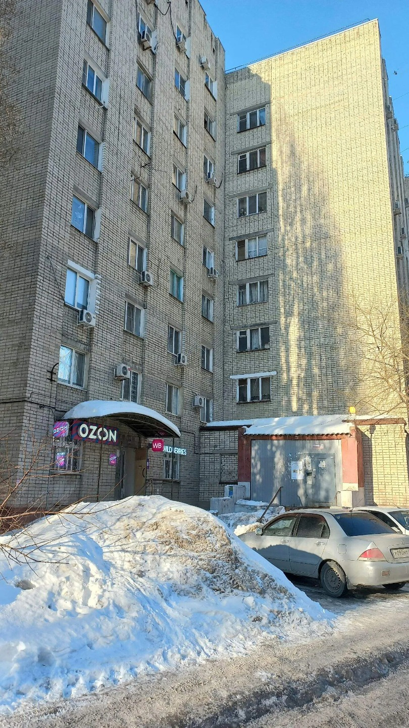 Продаю отличную комнату площадью 13 кв.м. на 3 этаже 9 этажного кирпичного дома. К комнате сделан хороший ремонт, установлено пластиковое окно, новая входная дверь, линолеум, обои. Есть свое место на кухне и место под стиральную машину. Звоните!