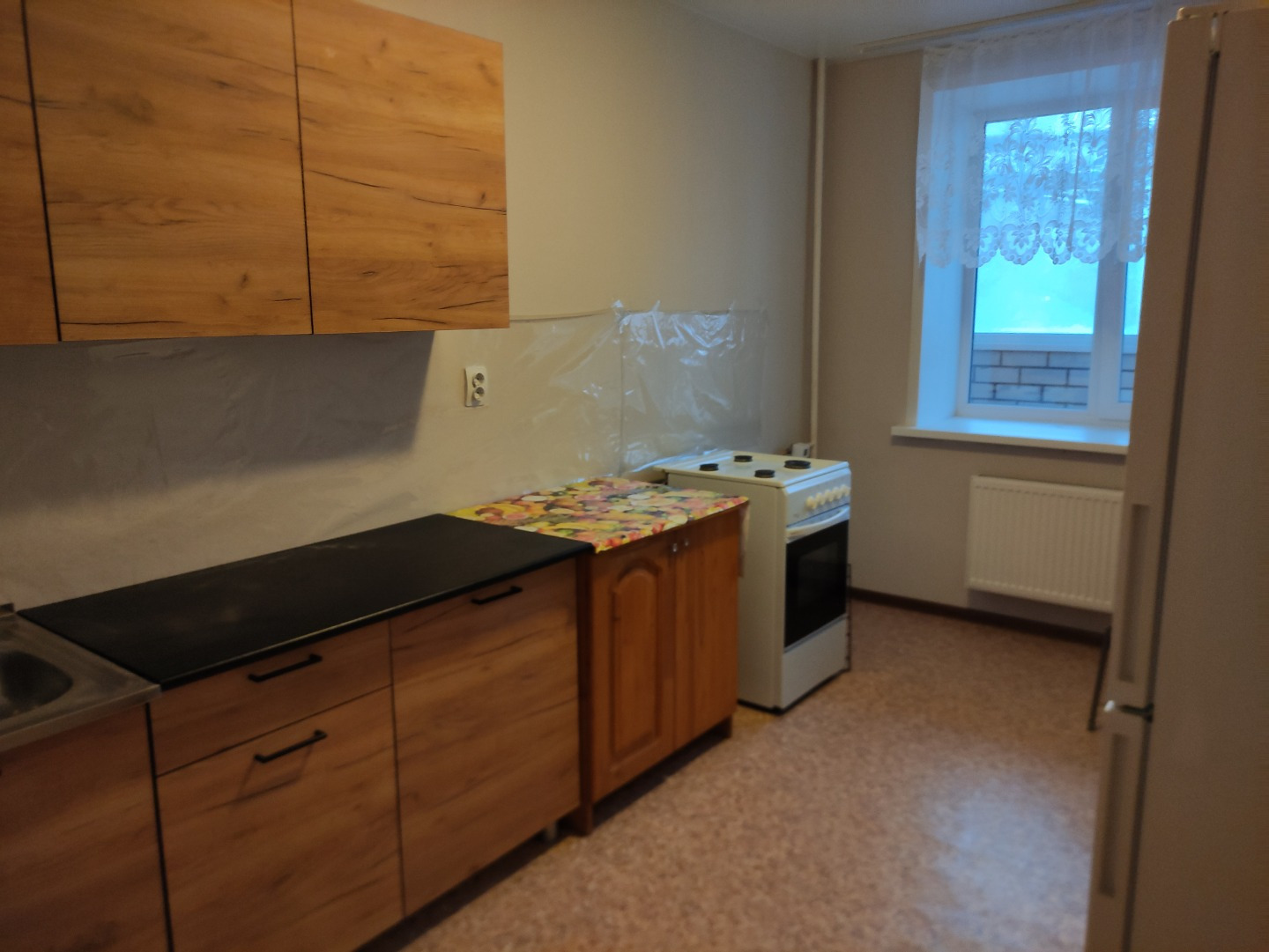 Предлагается аренда однокомнатной квартиры на третьем этаже девятиэтажного кирпичного дома, относящегося к классу комфорт.

Квартира полностью оборудована для комфортного проживания: имеется холодильник, стиральная машина, вместительный шкаф для хранения вещей и кухонное пространство.

В непосредств