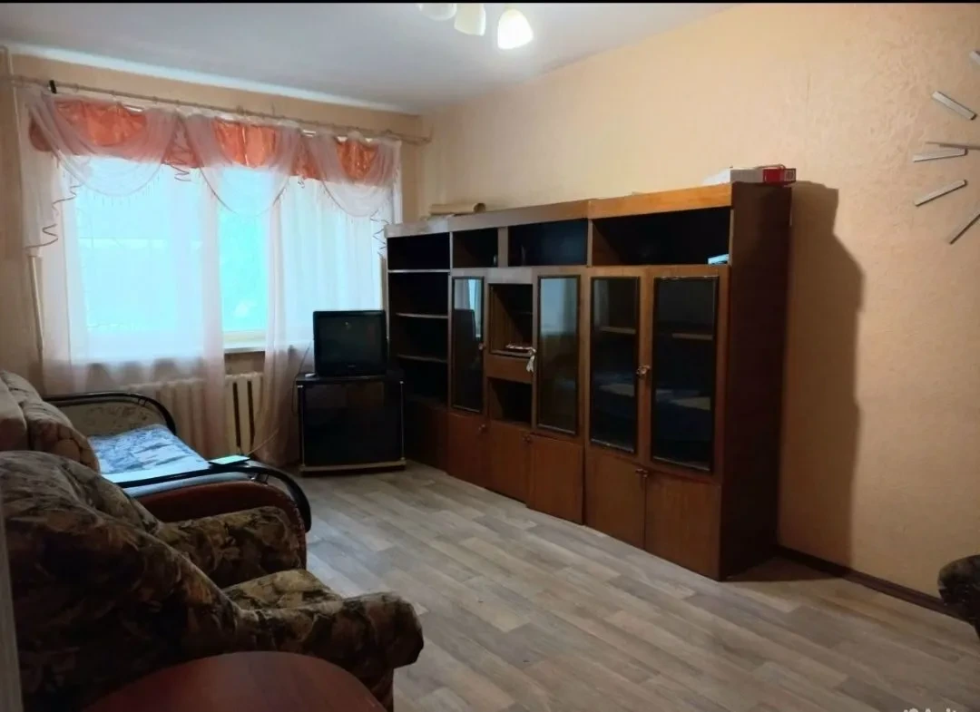 Сдаю квартиру на 1 этаже 9 этажного дома. В квартире есть все необходимое для проживания кроме спальных мест. Основная сумма + ком.платежи (6 тыс). Комиссия  риэлтора 10000.