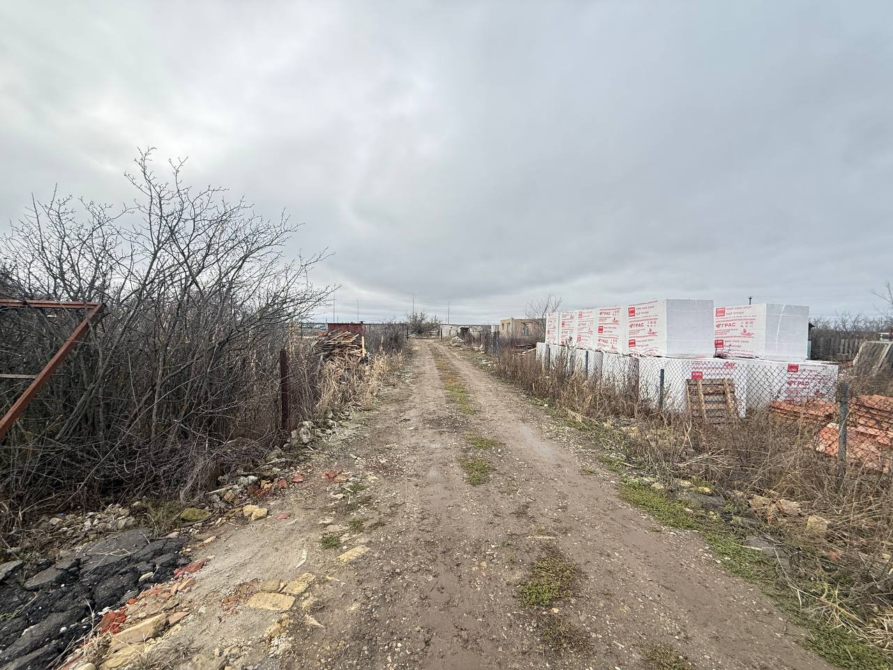 Продается земельный участок в СНТ Газовик-3, в 10 минут езды от Солнечного. Участок ровной и правильной формы! Идеально подходит под строительство жилого дома. Круглогодичный подъезд, дорога отсыпана щебнем и старым асфальтом, вокруг ведется активная застройка!
Коммуникации: Водоснабжение - сезонное