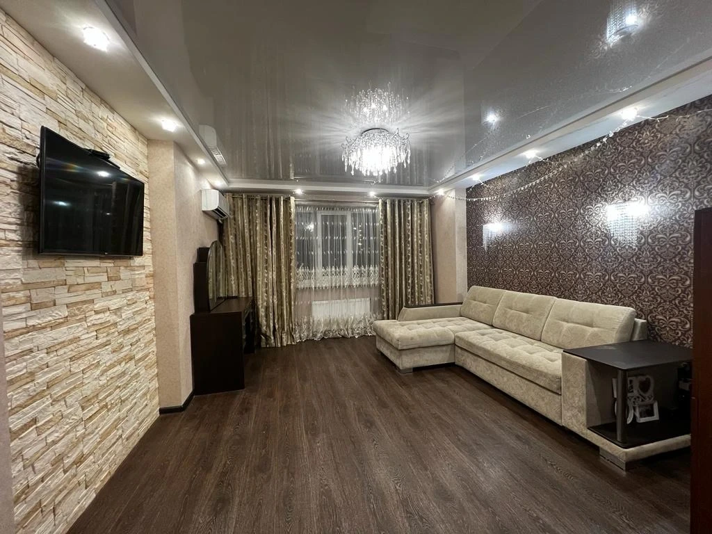 Продается 2-комнатная квартира площадью 51,7 кв.м. (плюс лоджия 5 кв.м)на 2 этаже 1-этажного монолитно-кирпичного дома по ул. Блинова в п. Солнечный.
Комнаты изолированные, санузел совмещенный, лучевая разводка отопления.
В квартире выполнен качественный современный ремонт (для себя), лоджия присоед