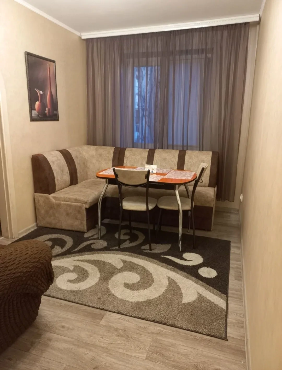 Сдаю отличную квартиру на 5 этаже 9 этажного дома. В квартире есть все необходимое для проживания. Основная сумма плюс ком платежи 6000, залог 3000. 