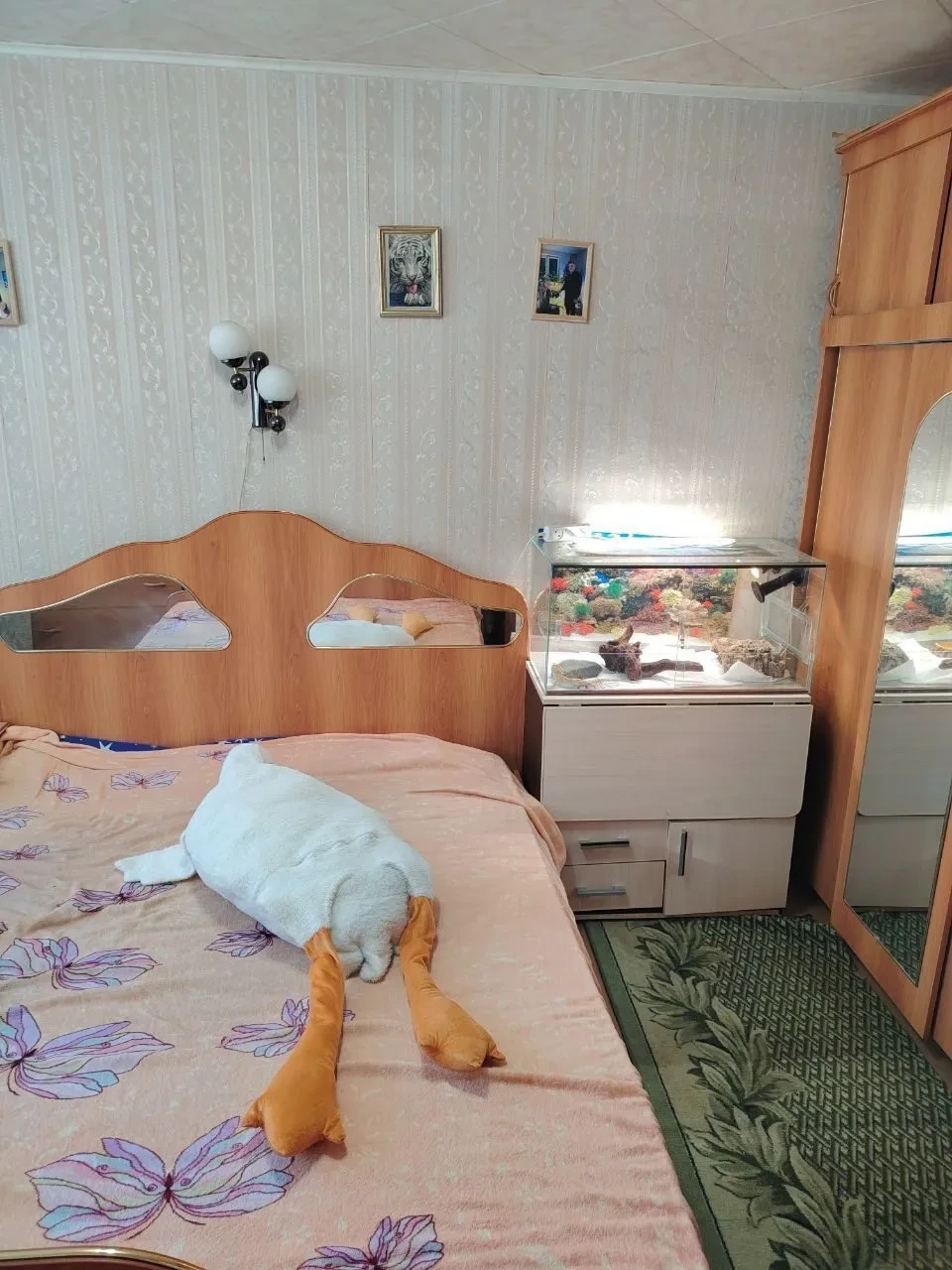 Сдаю двух комнатную квартиру на 1 этаже 5 этажного дома. Коммунальные платежи включены в стоимость. Квартира сдается на 3 месяца. 