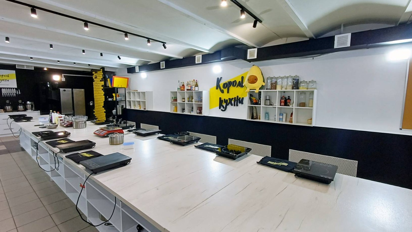 Эксклюзивное предложение аренды помещения в самом центре города 164.40 м2 с современным ремонтом под Ваш Бизнес.
Отличное местоположение: пересечение улиц Вольская и Московская - Доходный дом А. А. Ананьина, красивый дом - объект культурного наследия города Саратов. Оживленный перекресток с высоким 