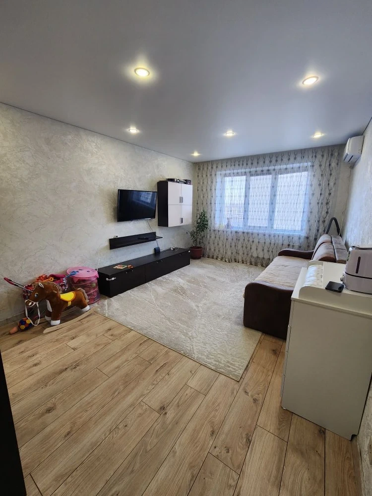 Продается 1-комнатная квартира площадью 37,2 кв.м (плюс лоджия 3 кв.м) на 9 этаже 10-этажного доме 2018 года постройки в п. Солнечный.
Жилая комната 19 м кв.м, кухня 10 кв.м с выходом на лоджию, просторный совмещенный санузел, вместительный коридор с нишей под гардеробную.
В квартире недавно выполне