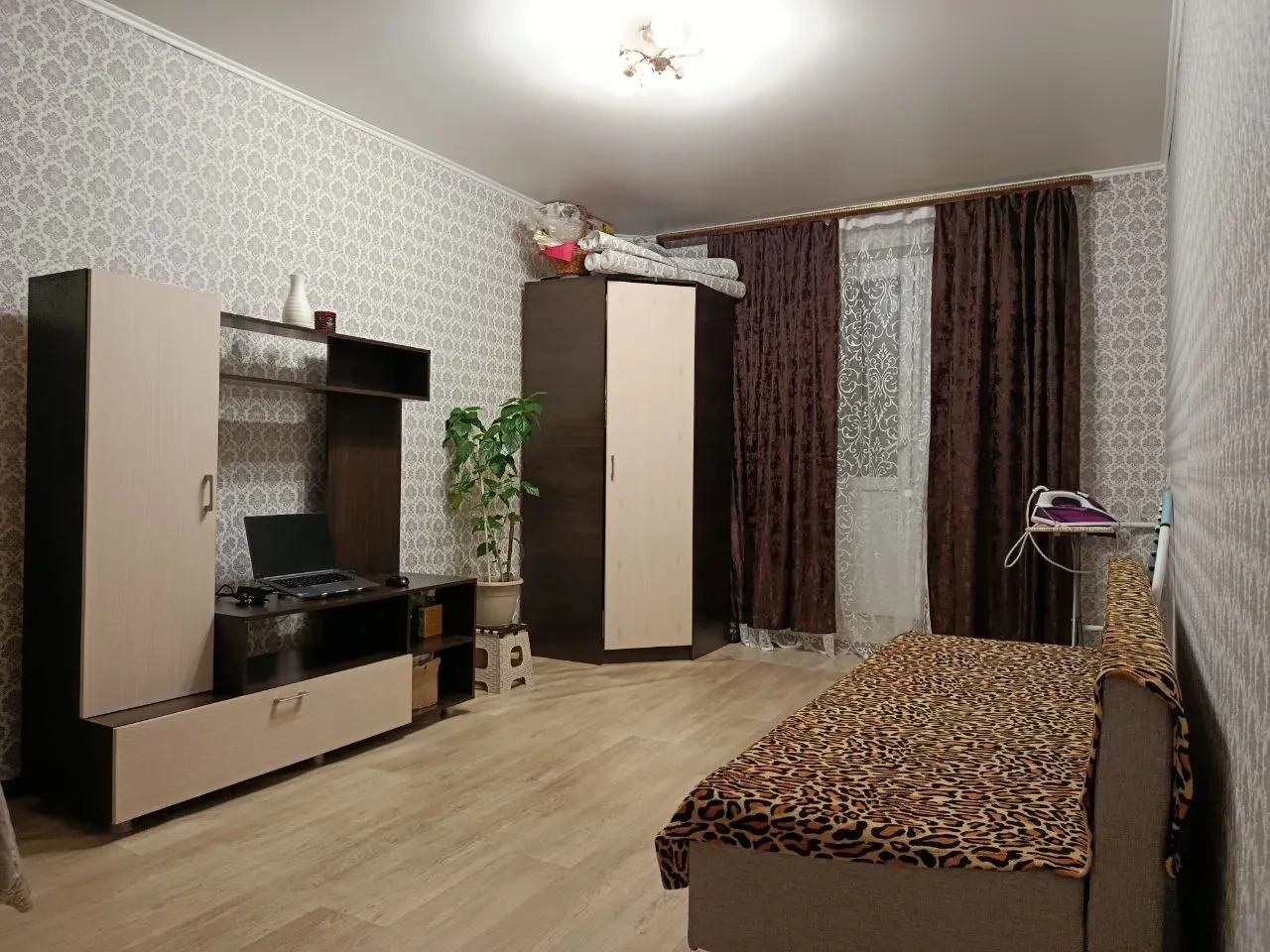 Продаю отличную 2 комнатную квартиру на 5 этаже 5 этажного дома. Комнаты в квартире изолированные, к квартире сделан хороший ремонт, установлены пластиковые окна, пластиковый балкон, натяжные потолки, входная металлическая дверь. При продаже в квартире остается следующая мебель: холодильник Indesit,