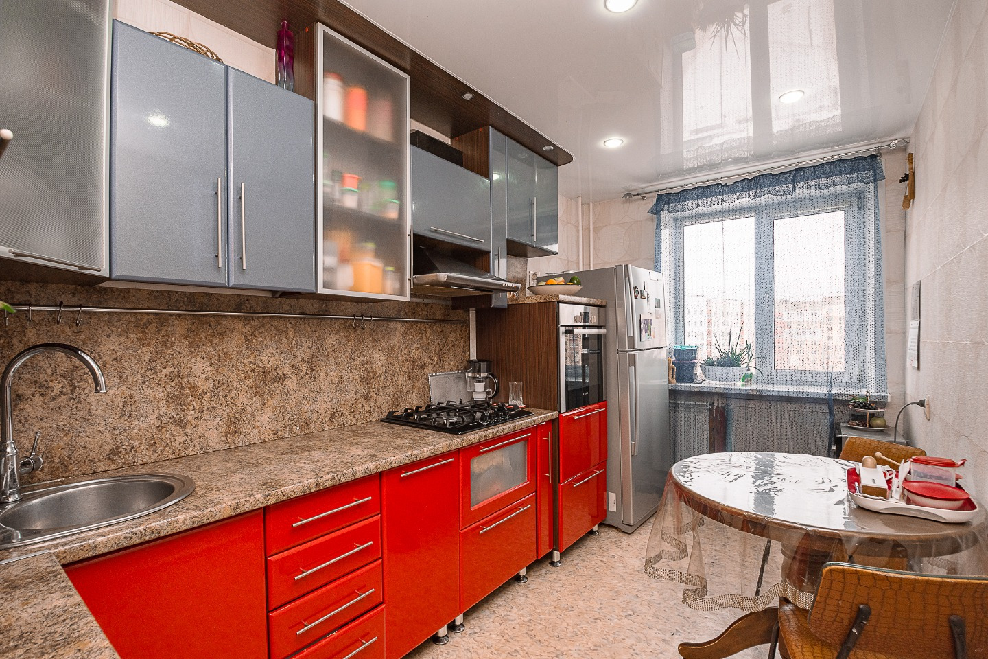 К продаже предлагется 4-х комнатная квартира в пос. Юбиленый.

Хороший кирпичный дом в развитом районе города. Своё ТСЖ.
Просторный дом с парковочными местами.

Общая площадь 82 кв.м. 4 изолированные комнаты. Хороший косметический ремонт не требующий вложений.

Хорошая инфраструктура. Рядом шкoла №6