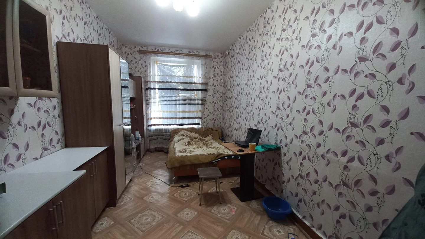 Продаю комнату площадью 16 кв.м. на 3 этаже 5 этажного дома. Комната очень теплая и уютная. При продаже в комнате остается вся мебель которая входит в стоимость комнаты. Комната подходит под наличный расчет и материнский капитал. Дом расположен в районе с развитой инфраструктурой, в шаговой доступно