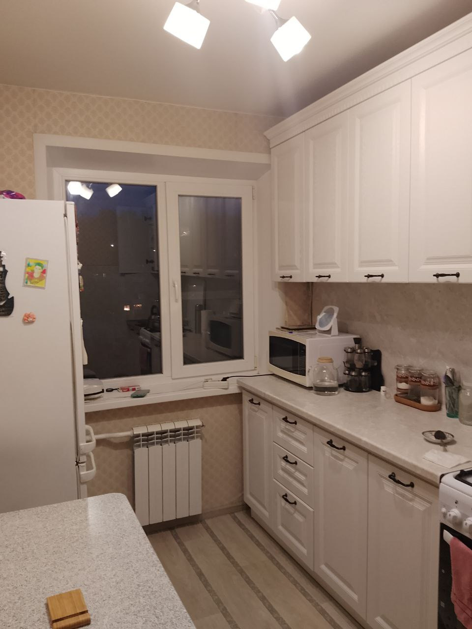 Продаём отличную светлую двухкомнатную квартиру в Кировском районе с хорошо развитой инфраструктурой!
Всё необходимое находится в шаговой доступности: различные магазины (Магнит, Чижик, детский сад, школа) , на первом этаже дом находится детская поликлиника и аптека, отличная транспортная развязка (