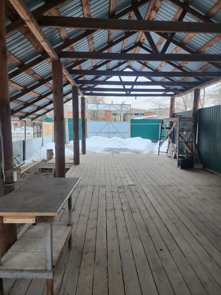 Продается отдельностоящее здание свободного назначения площадью 347 м2 на земельном участке площадью 247 м2 в районе кирпичного завода.
Здание и земельный участок в собственности. Участок ровный, огорожен забором, подъезд с двух сторон.
Подъехать к участку со зданием можно в любое время года по ровн